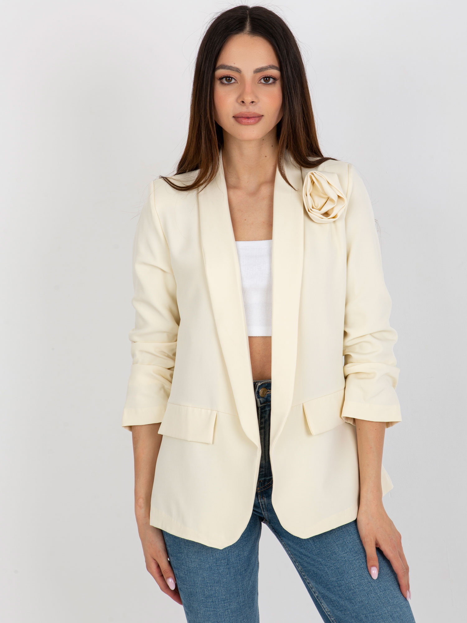 Smotanové dámske sako s kvetinou TW-ZT-BI-1071.15-light beige Veľkosť: S
