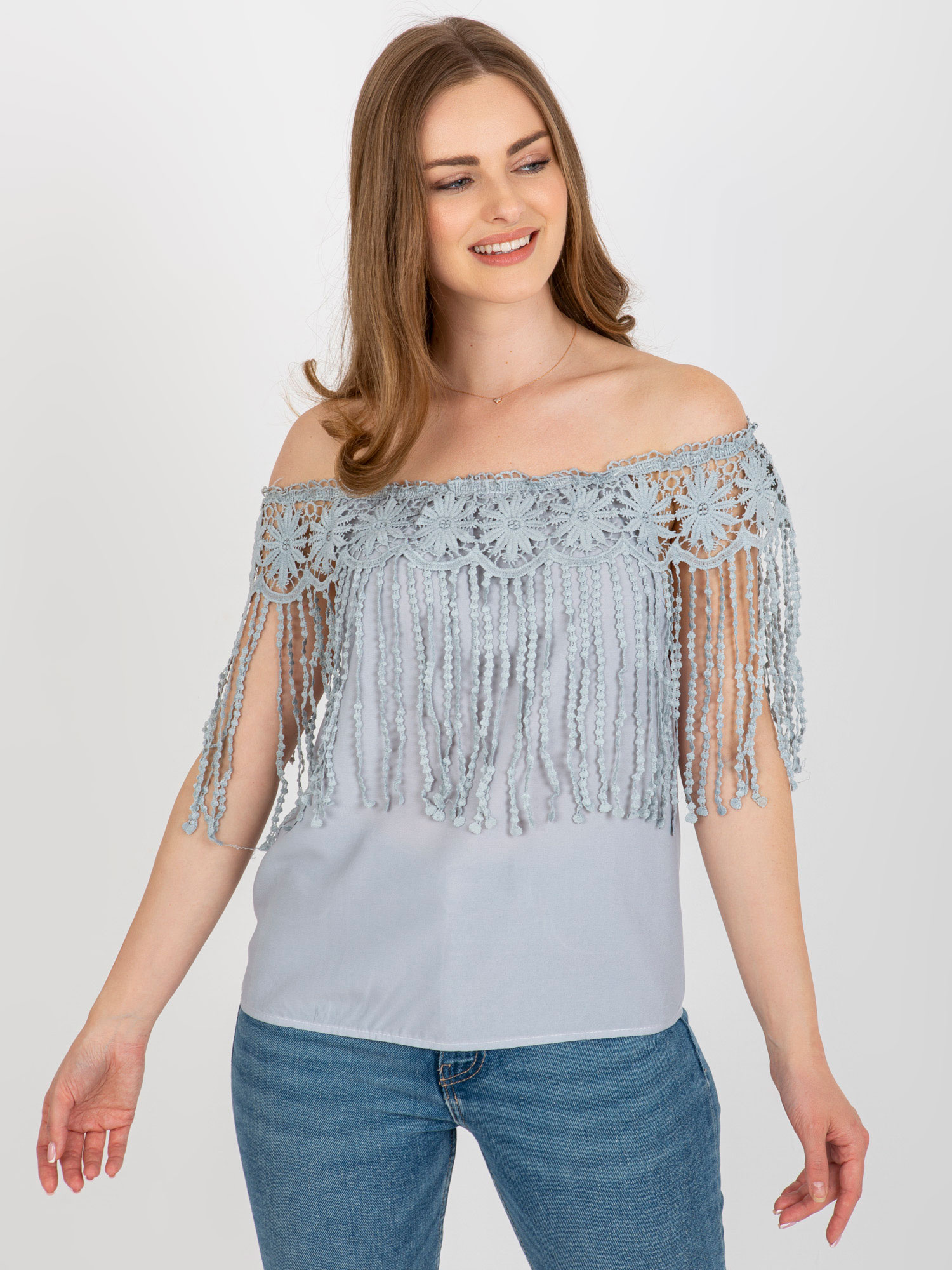 Sivá blúzka so spadnutými rukávmi a strapcami AT-BZ-1801.87-grey Veľkosť: M/L