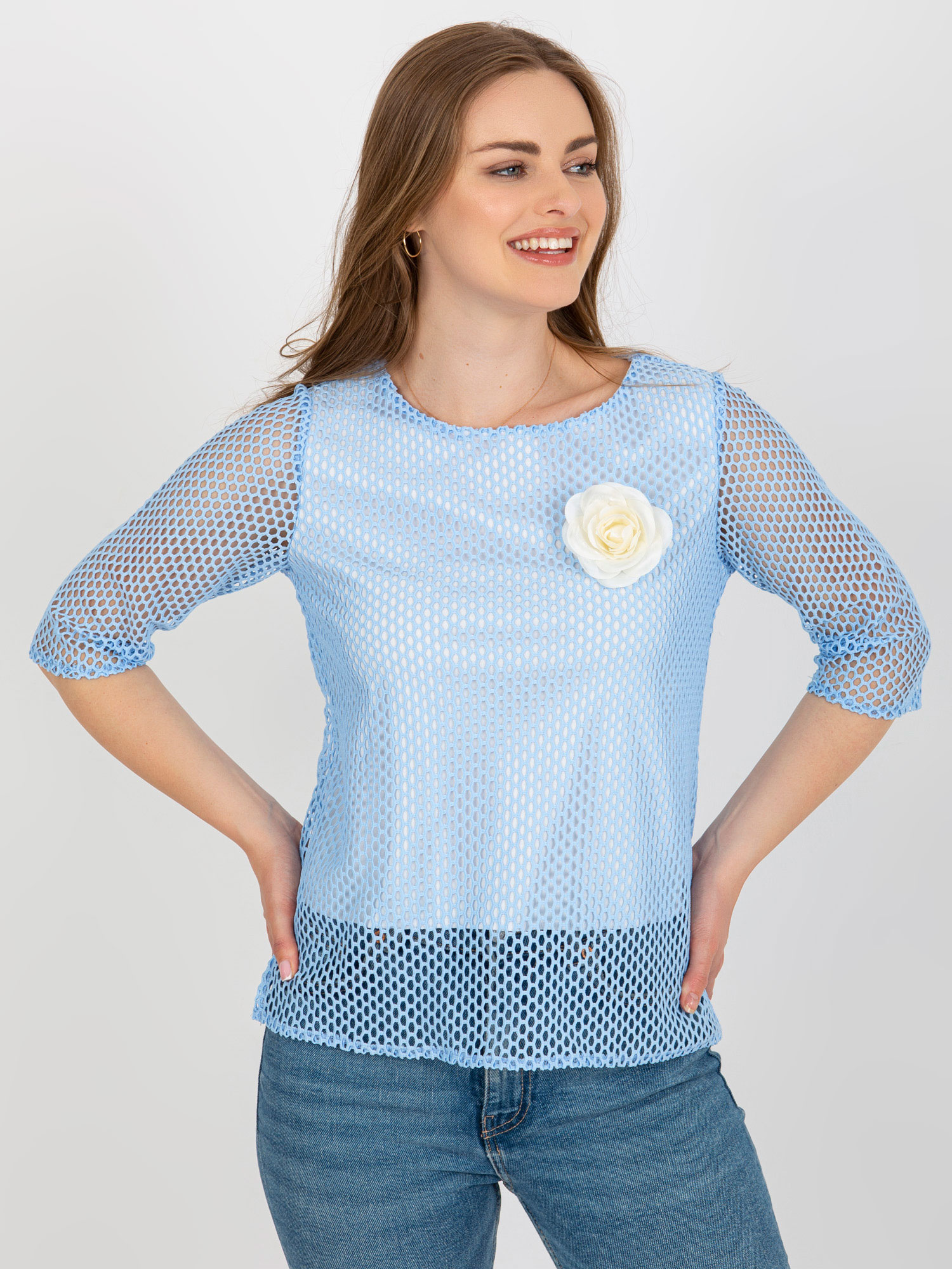 Svetlomodrá elegantná sieťovaná blúzka s kvetinou LK-BZ-506642.94-light blue Veľkosť: 36