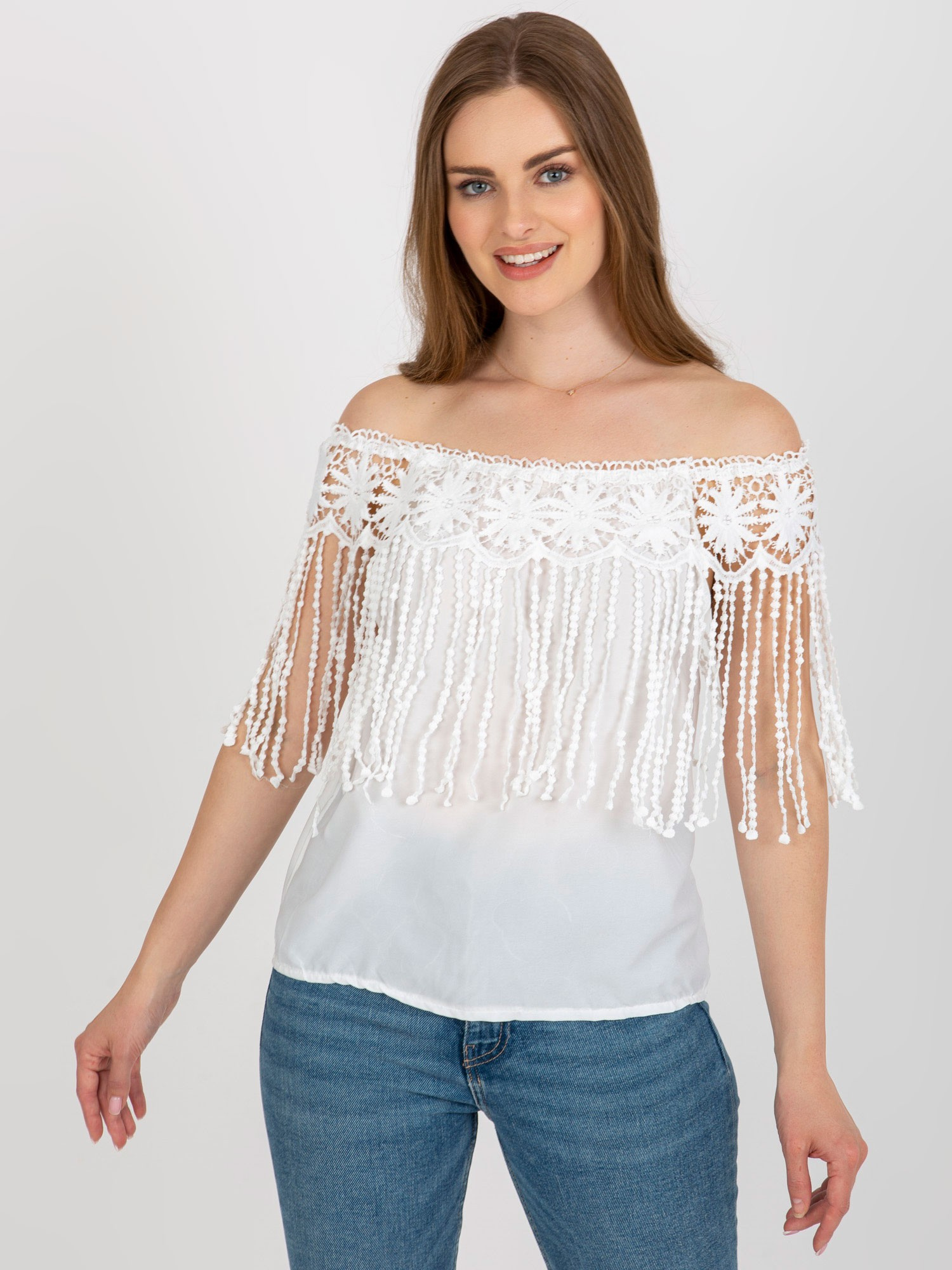Biela blúzka so spadnutými rukávmi a strapcami AT-BZ-1801.87-white Veľkosť: S/M