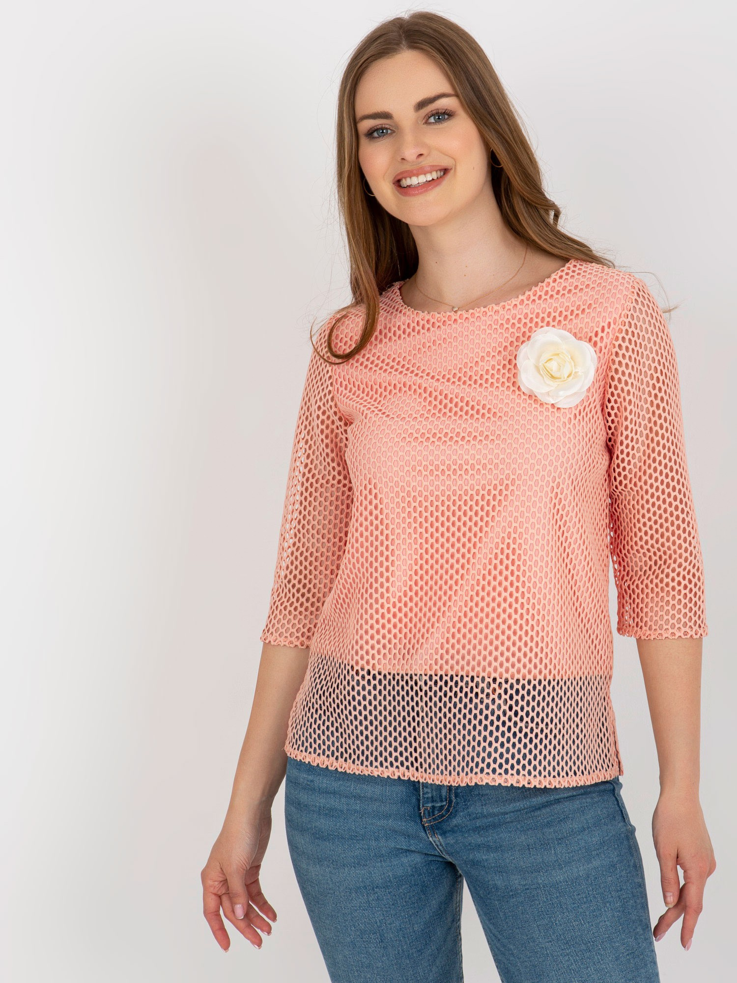 Elegantná sieťovaná blúzka s kvetinou LK-BZ-506642.94-peach Veľkosť: 36