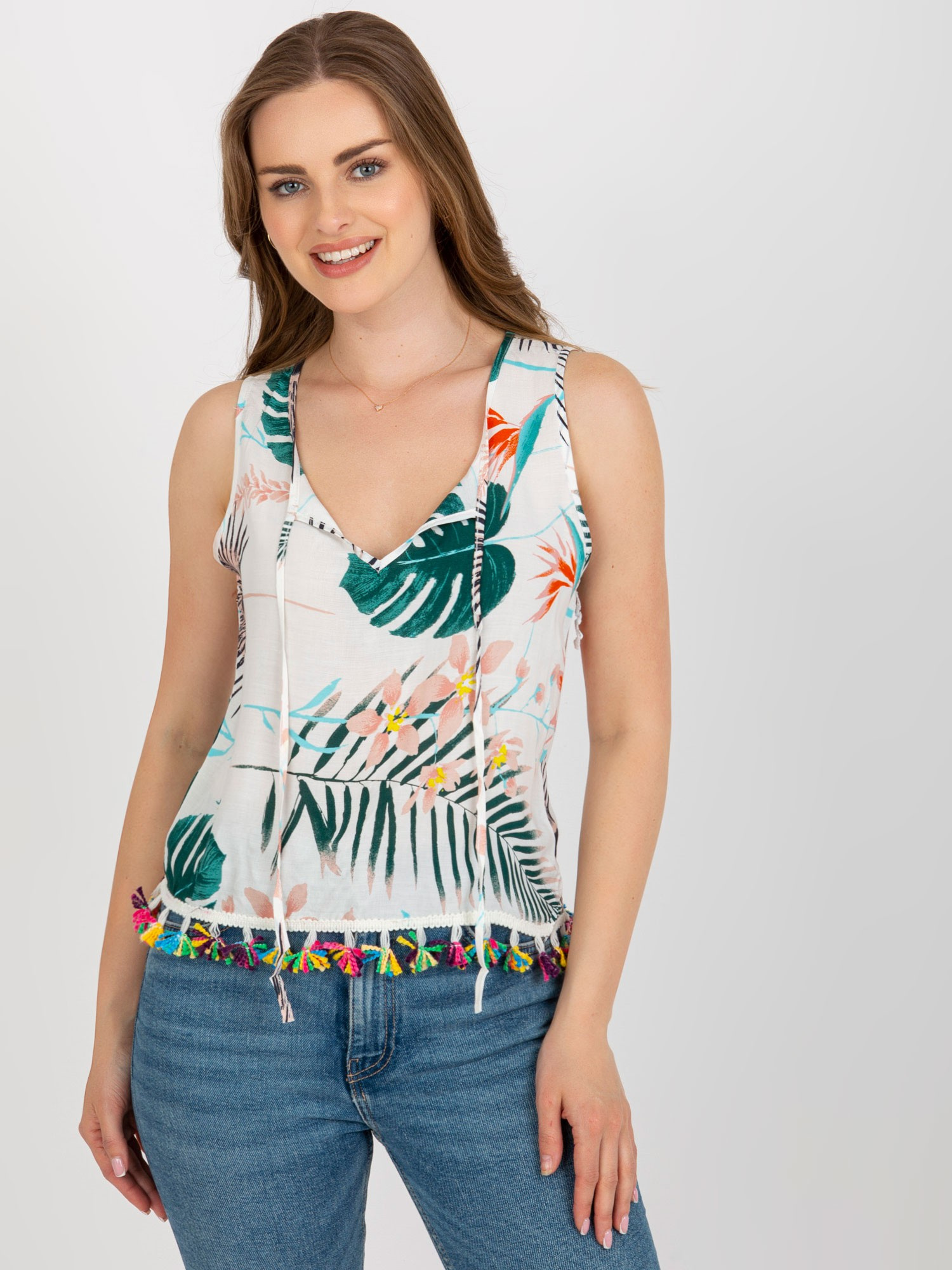 Biely nátelník s potlačou a strapcami AT-BZ-2401C.19-white Veľkosť: S/M