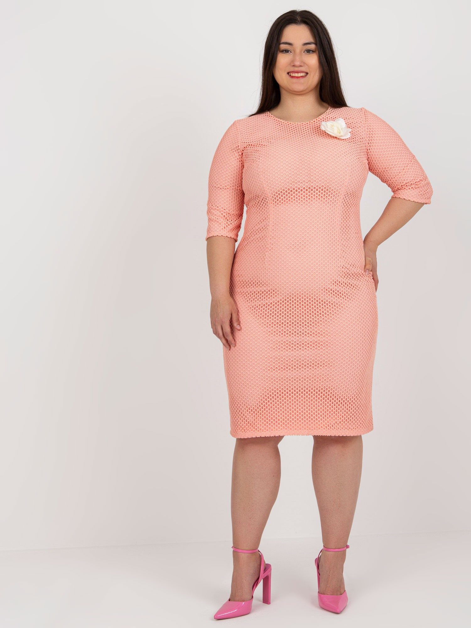 Broskyňové sieťované midi šaty s kvetinou LK-SK-506721.69-peach Veľkosť: 44