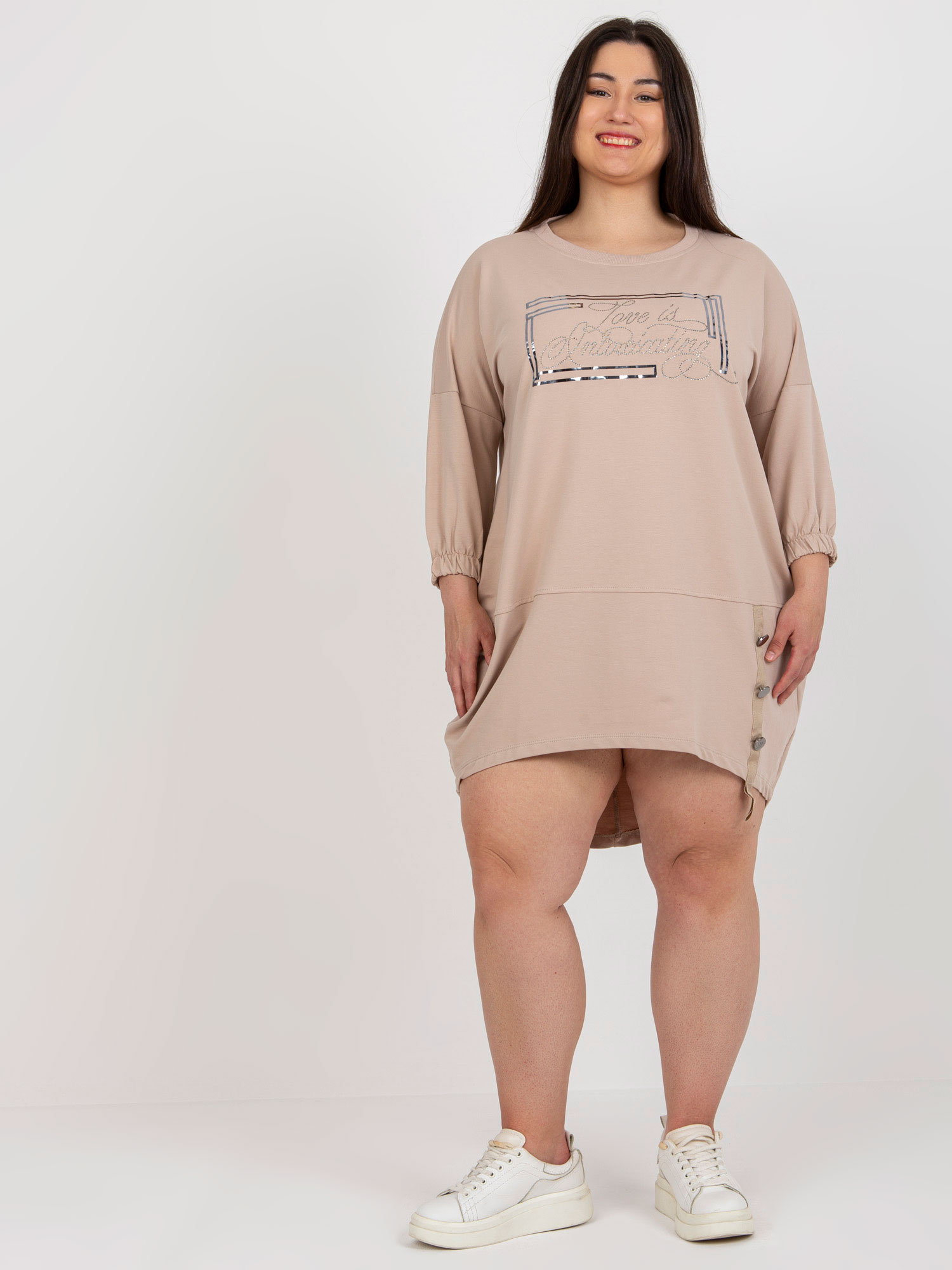 Béžová asymetrická tunika s nápisom -RV-TU-7505.15-beige Veľkosť: ONE SIZE