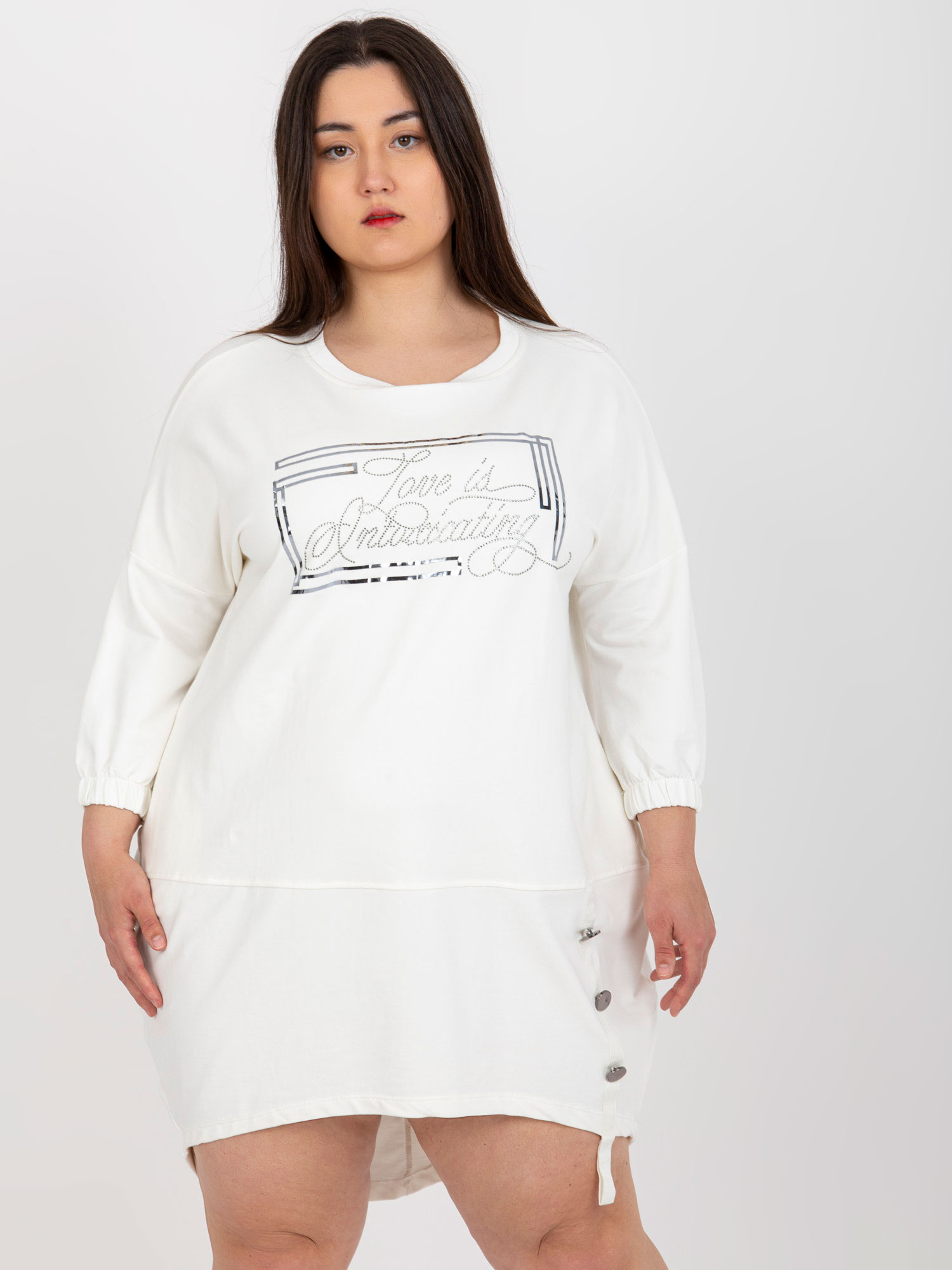 Smotanová asymetrická tunika s nápisom RV-TU-7505.15-ecru Veľkosť: ONE SIZE