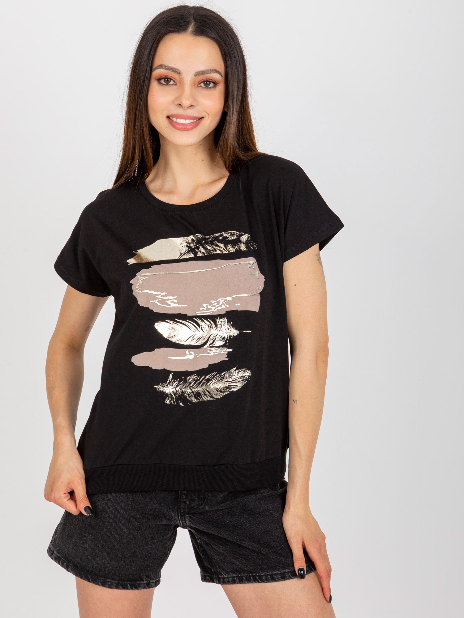 Čierne tričko s lesklou potlačou pierok -RV-BZ-8953.41P-čierna Veľkosť: L/XL