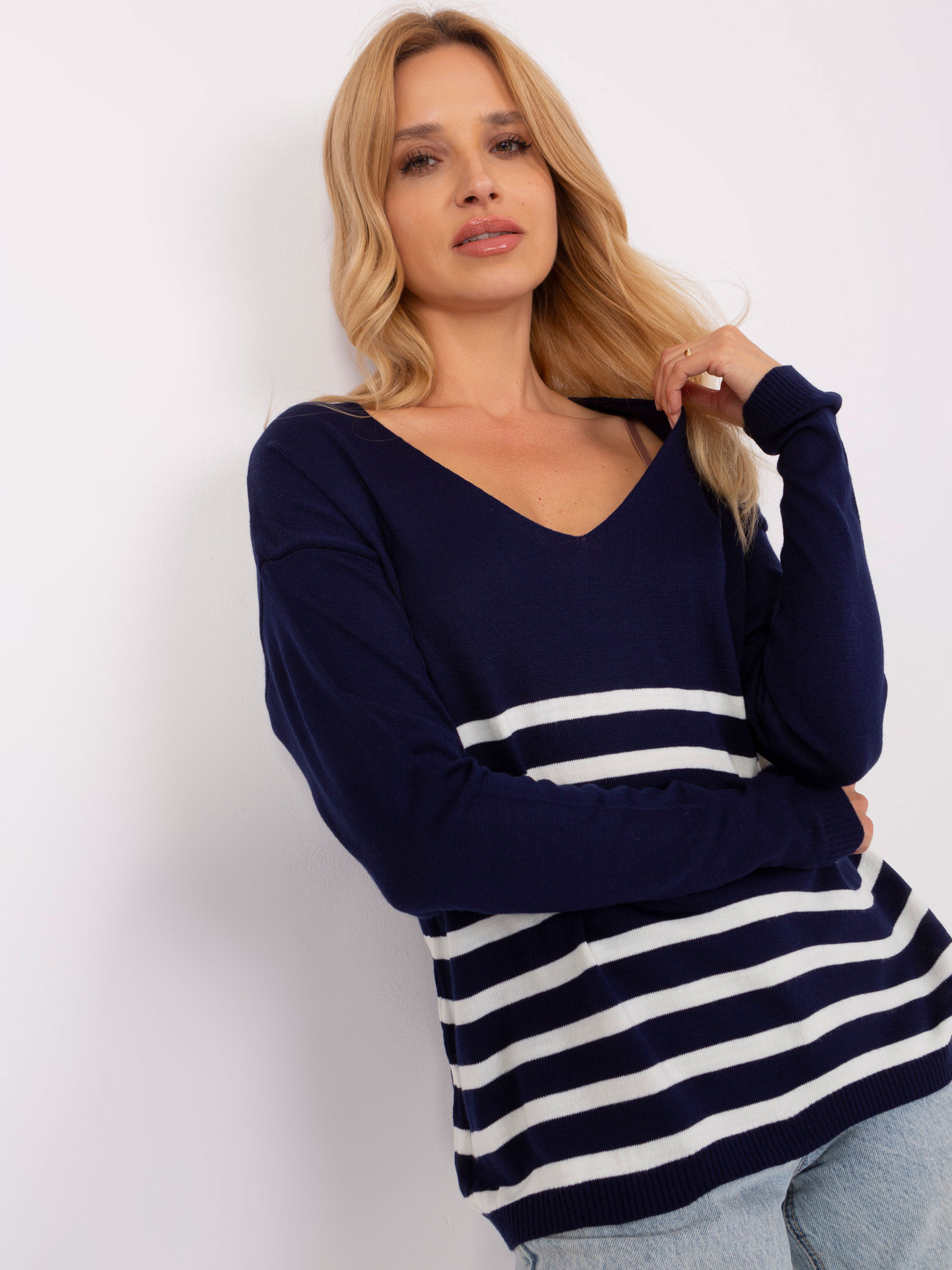 Tmavomodrý sveter s pruhmi BA-BZ-2201.62P-dark blue Veľkosť: ONE SIZE