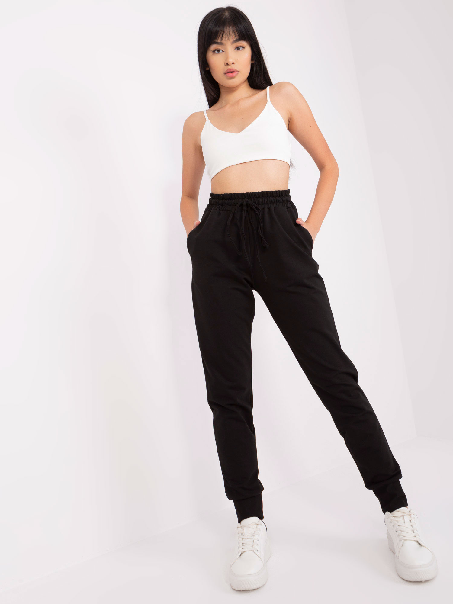 Čierne dámske tepláky LK-SP-508922-1.30X-black Veľkosť: L/XL