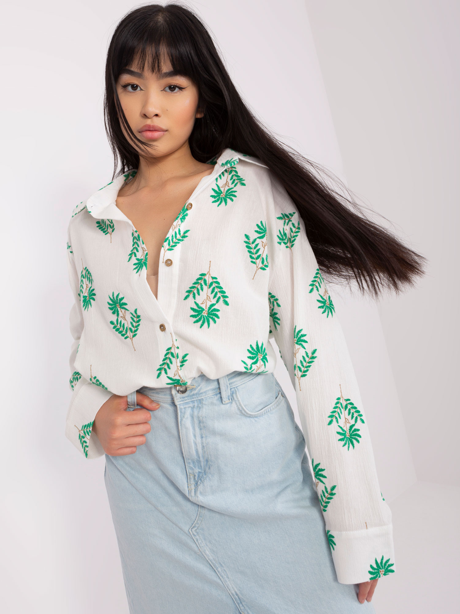 Biela košeľa s výšivkami listov -LK-KS-509349.04-white-green Veľkosť: L