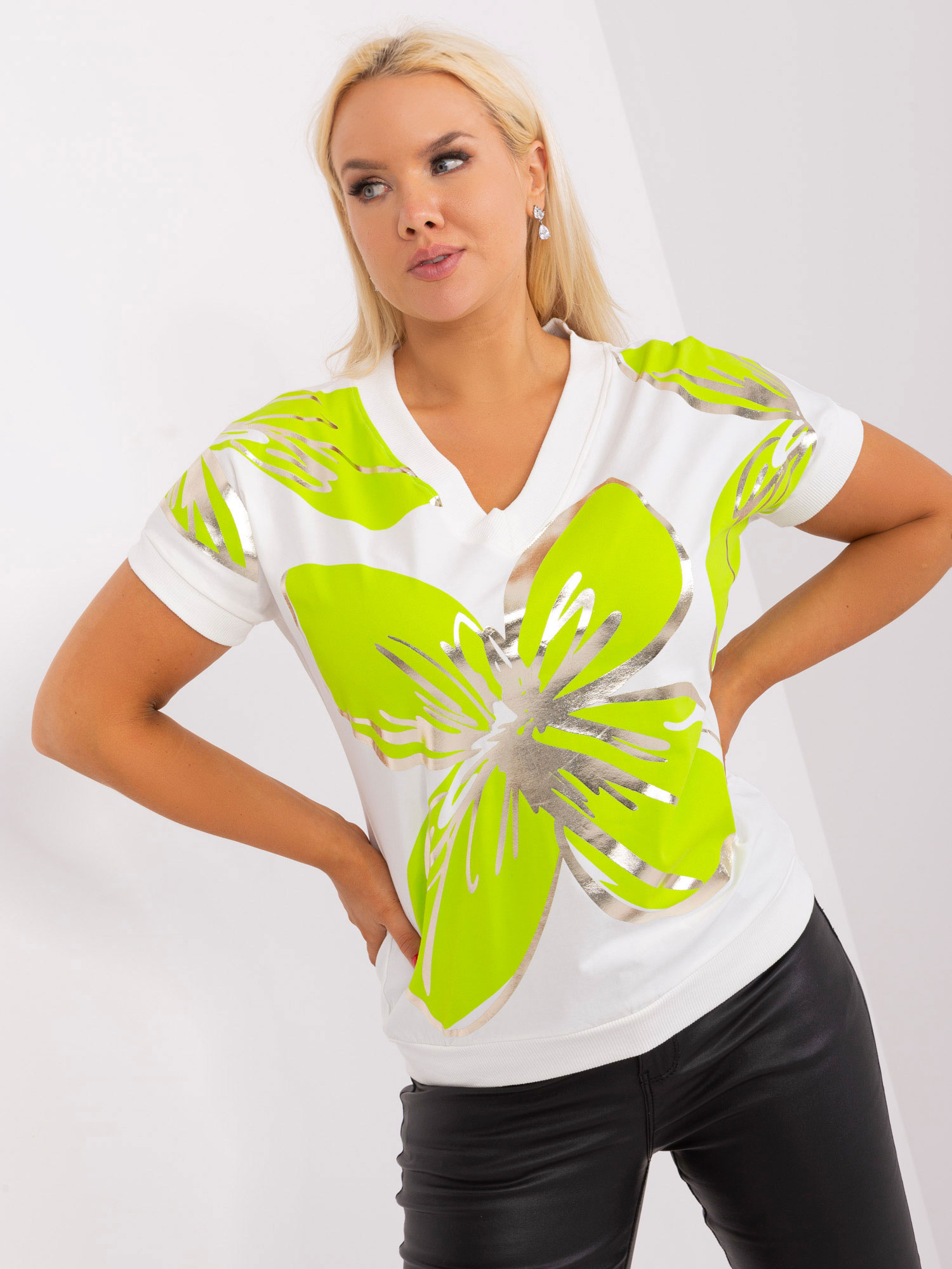 Biele tričko so svetlozelenou kvetinovou potlačou -RV-BZ-8627.10P-light green Veľkosť: ONE SIZE