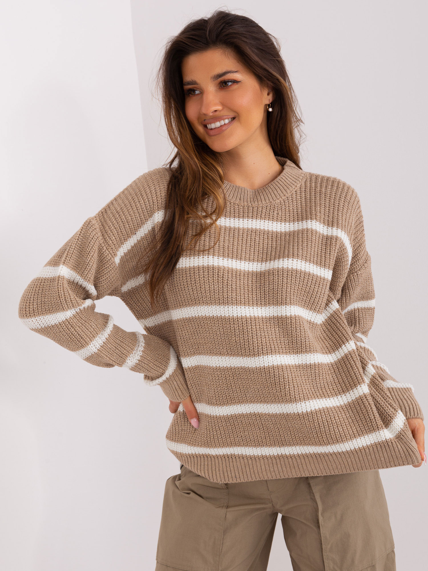 Tmavobéžový pruhovaný sveter BA-SW-8025.38P-dark beige Veľkosť: ONE SIZE
