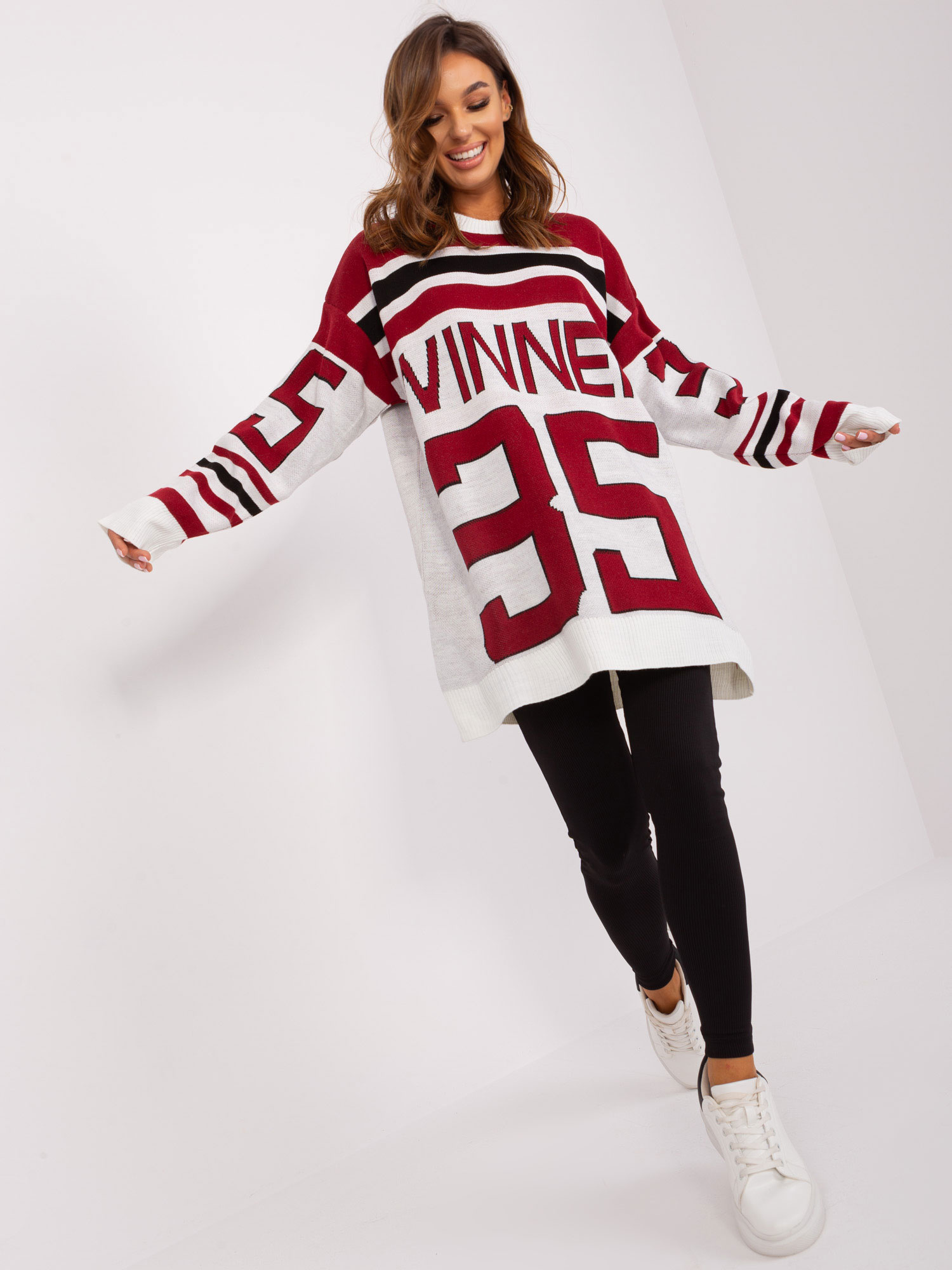 Bielo-vínový oversize sveter s nápisom BA-SW-2206.48P-bordo Veľkosť: ONE SIZE