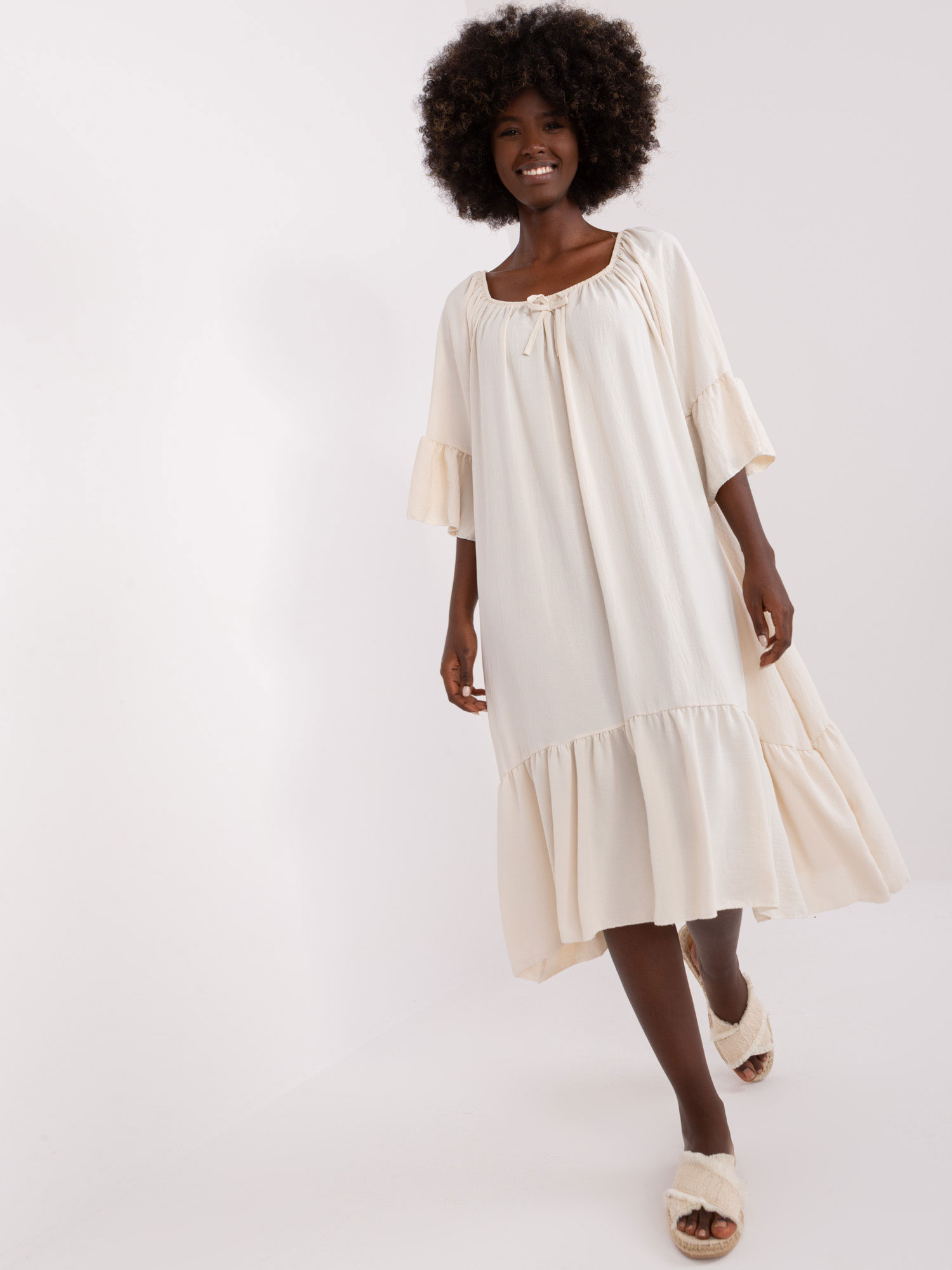 Svetlobéžové asymetrické oversize midi šaty s volánom DHJ-SK-6057.93-light beige Veľkosť: ONE SIZE