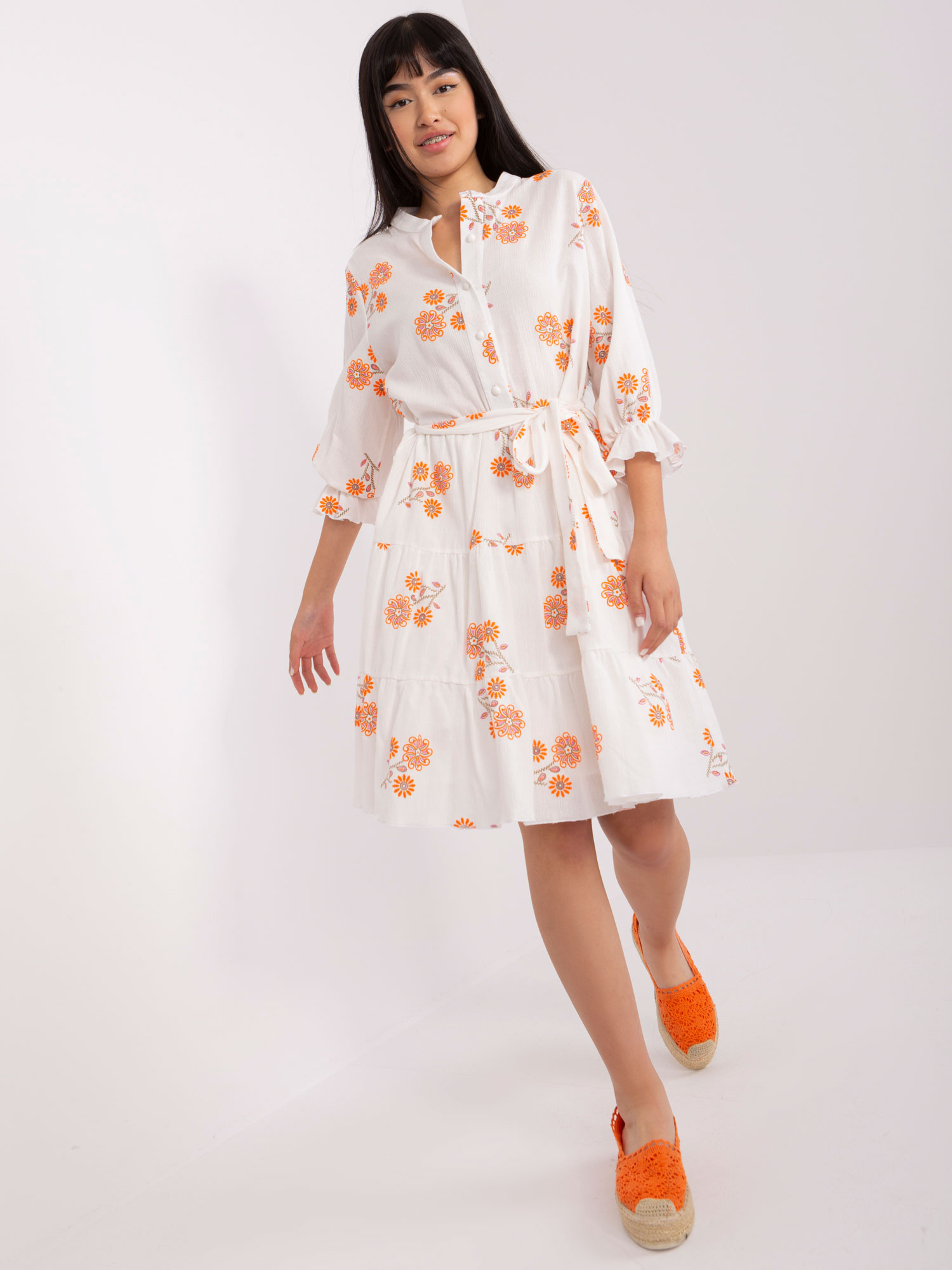Bielo-oranžové kvetované šaty LK-SK-509346.85-orange Veľkosť: M