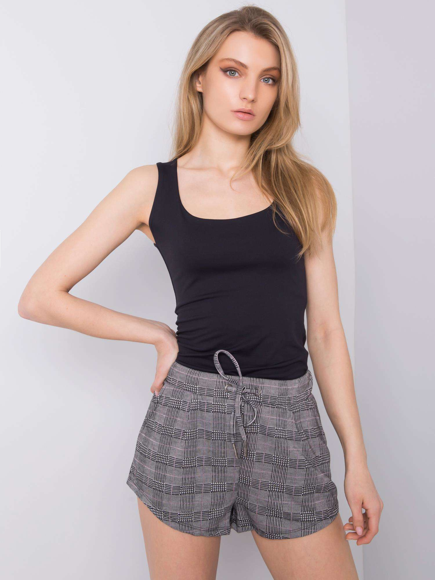 Šedé dámske kárované šortky D17003O61874K-black Veľkosť: M