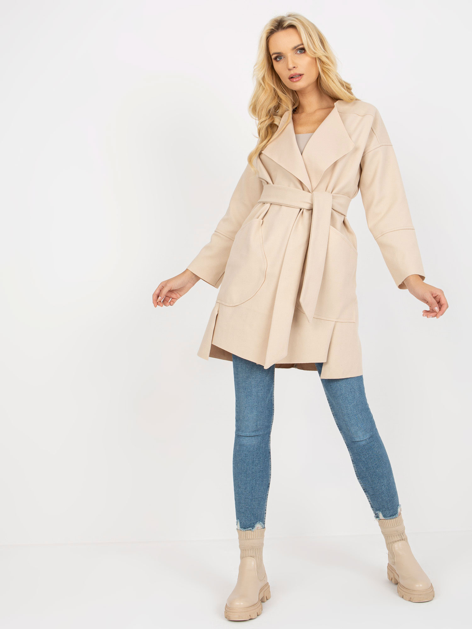 Svetlobéžový kabát s opaskom -TW-PL-BE-M125.21-light beige Veľkosť: L