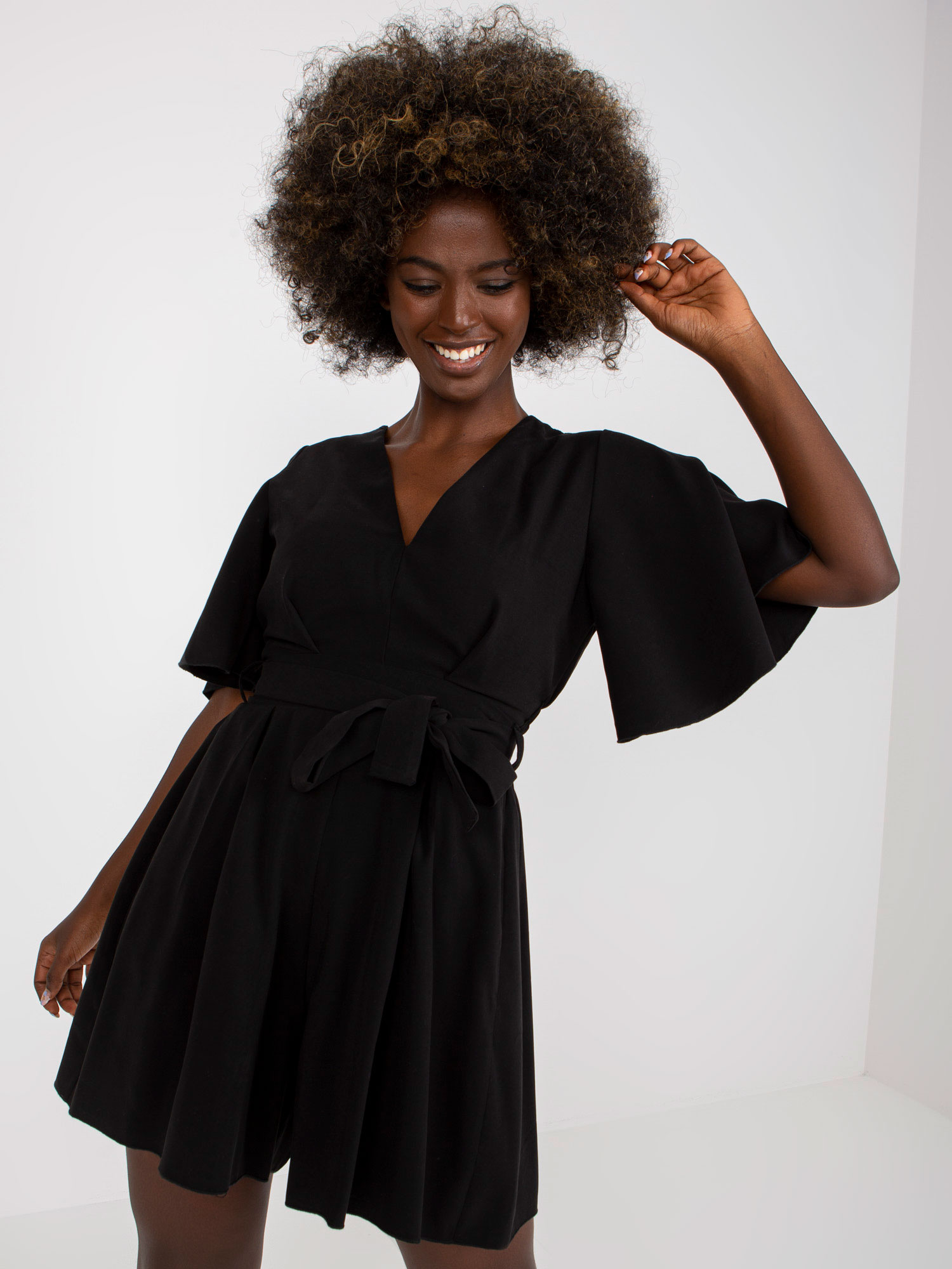 Čierny krátky elegantný overal -CHA-KO-0486-1.03X-black Veľkosť: S/M