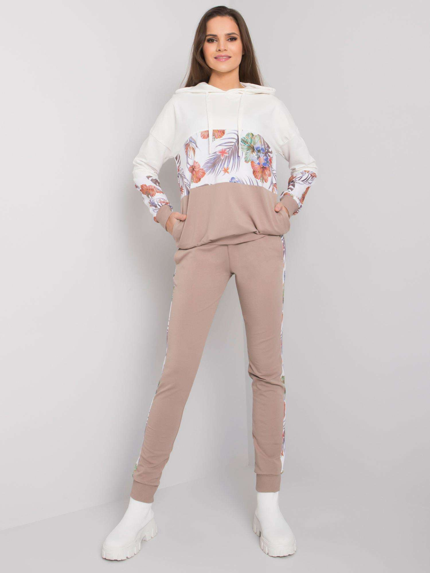 Béžovo-biela dámska tepláková súprava s kvetmi RV-KMPL-7356.82-white-beige Veľkosť: S/M