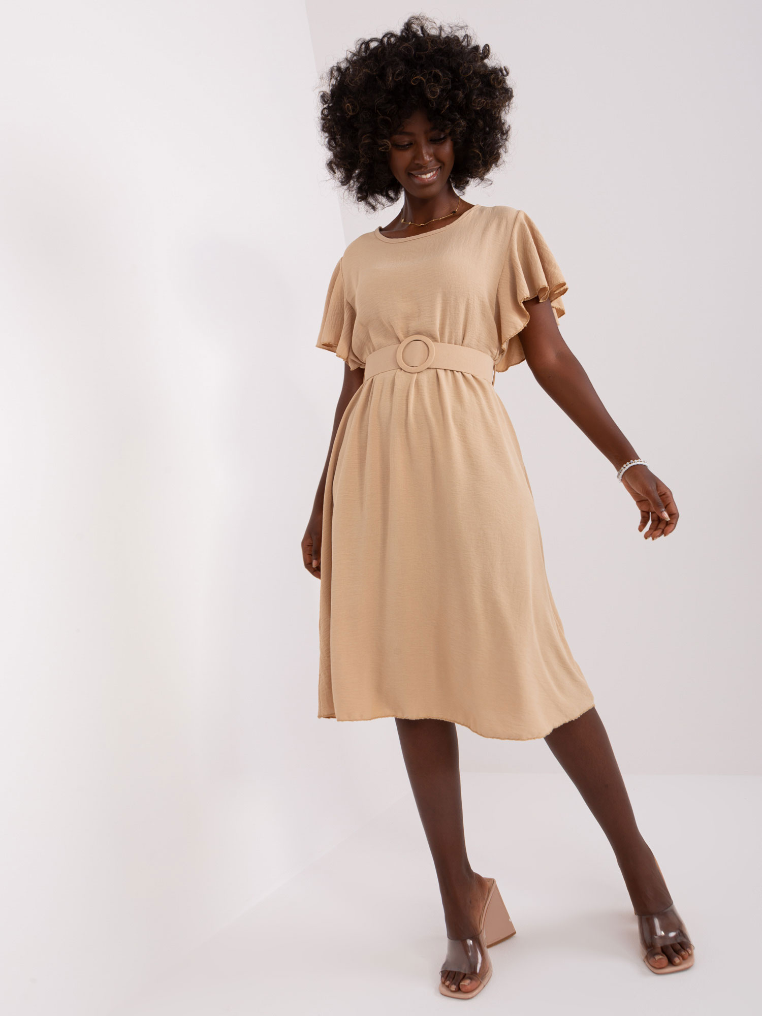 Béžové elegantné šaty s pásikom -DHJ-SK-5648.07-beige Veľkosť: ONE SIZE