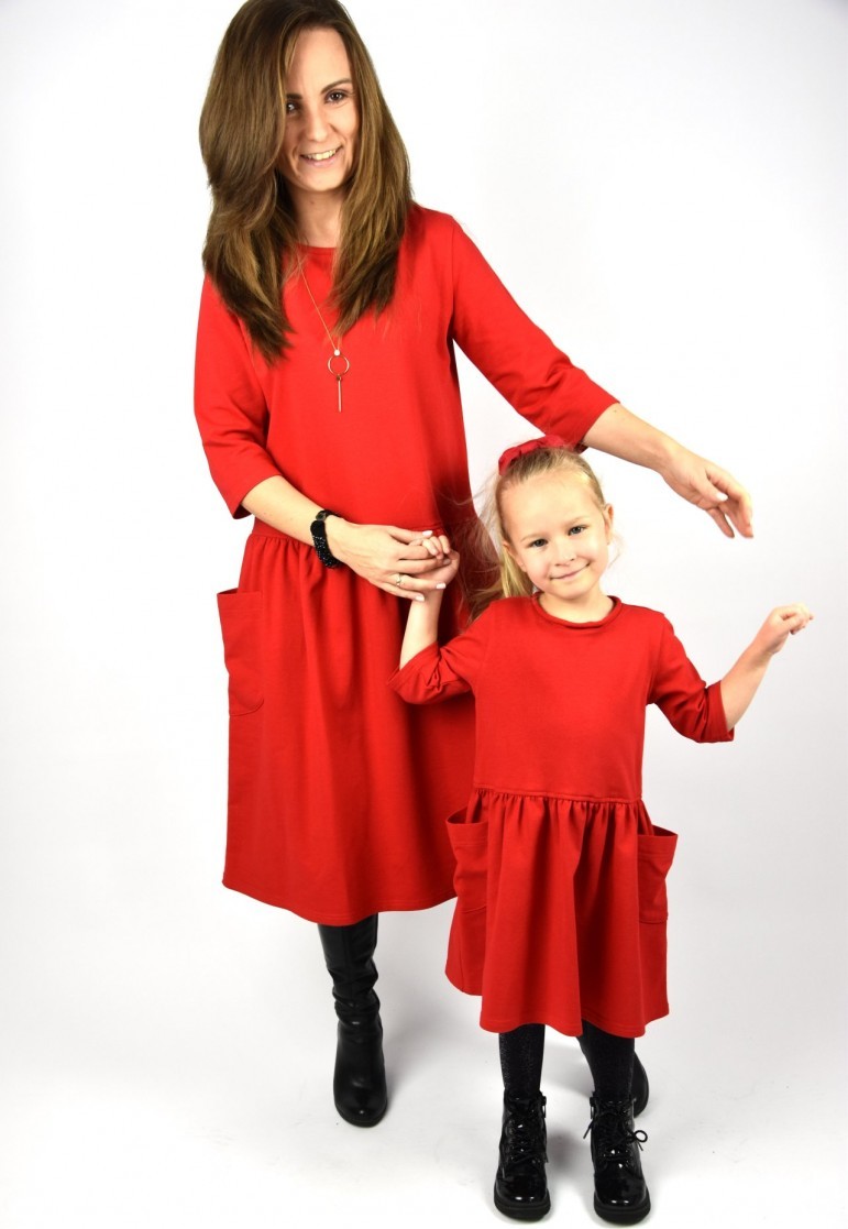 Súprava červených šiat s vreckami pre mamičku a dcéru Veľkosť dospelý: 128/134