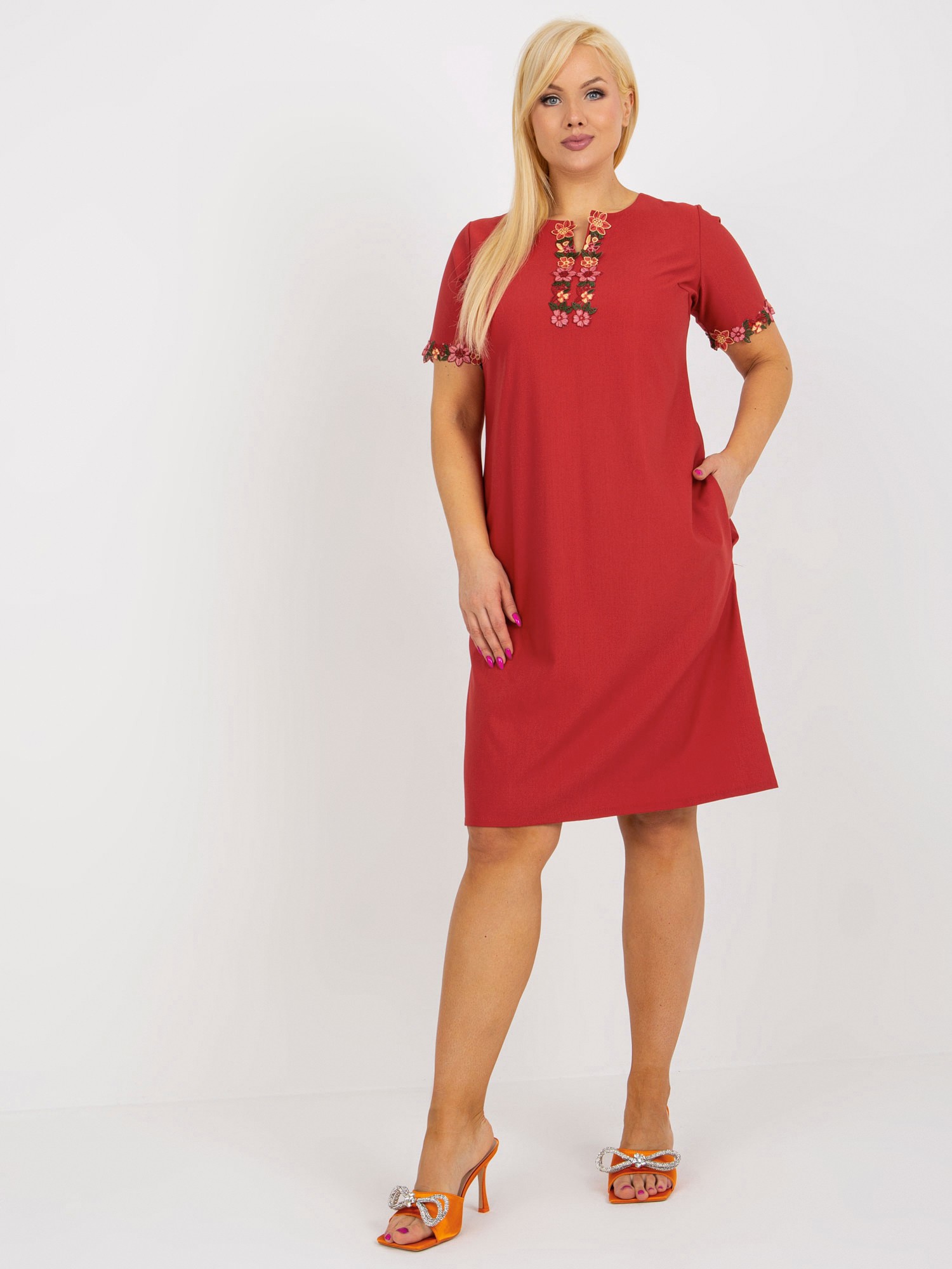 Tmavočervené šaty s kvetinovou čipkou LK-SK-506309.50-red Veľkosť: 44