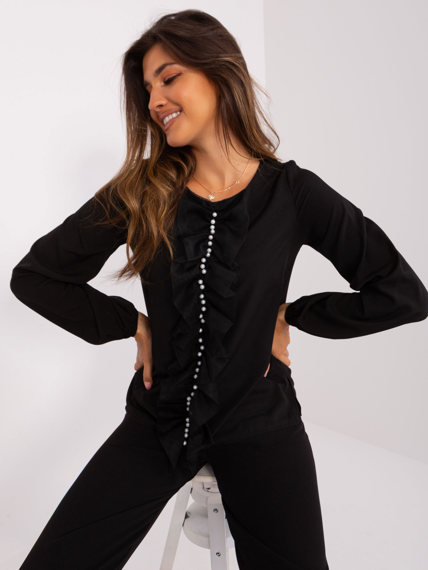 Čierna blúzka s aplikáciou LK-BZ-506673.36-black Veľkosť: 36