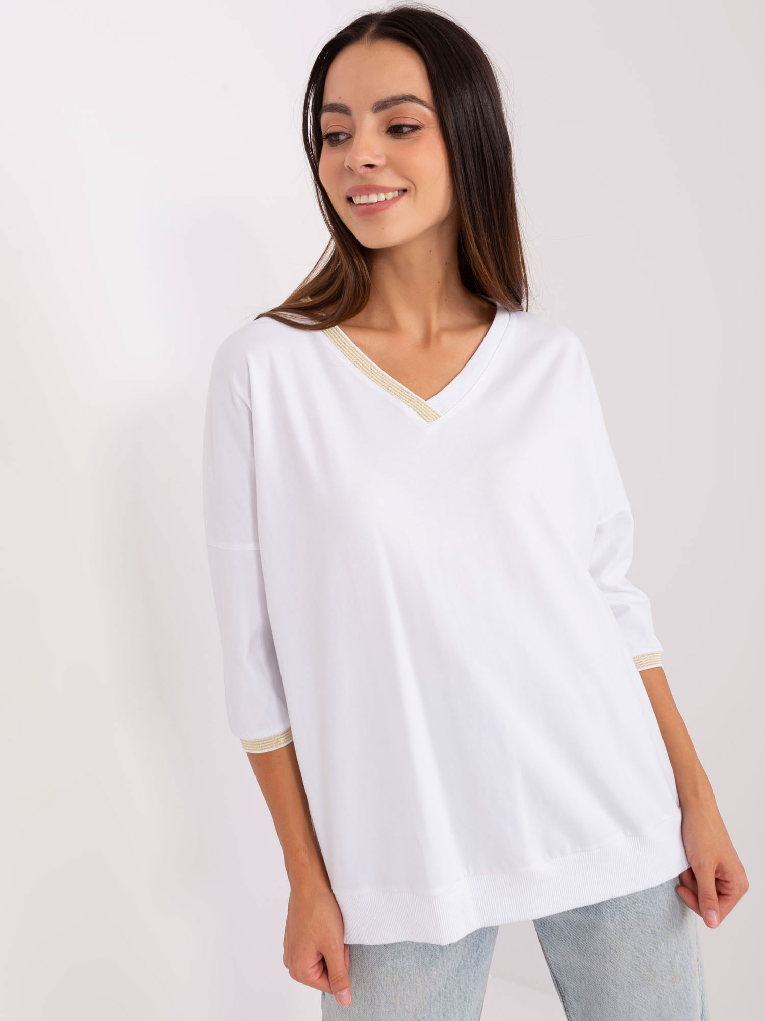 Biela blúzka s trblietavým lemom -RV-BZ-8051.19P-white Veľkosť: S/M