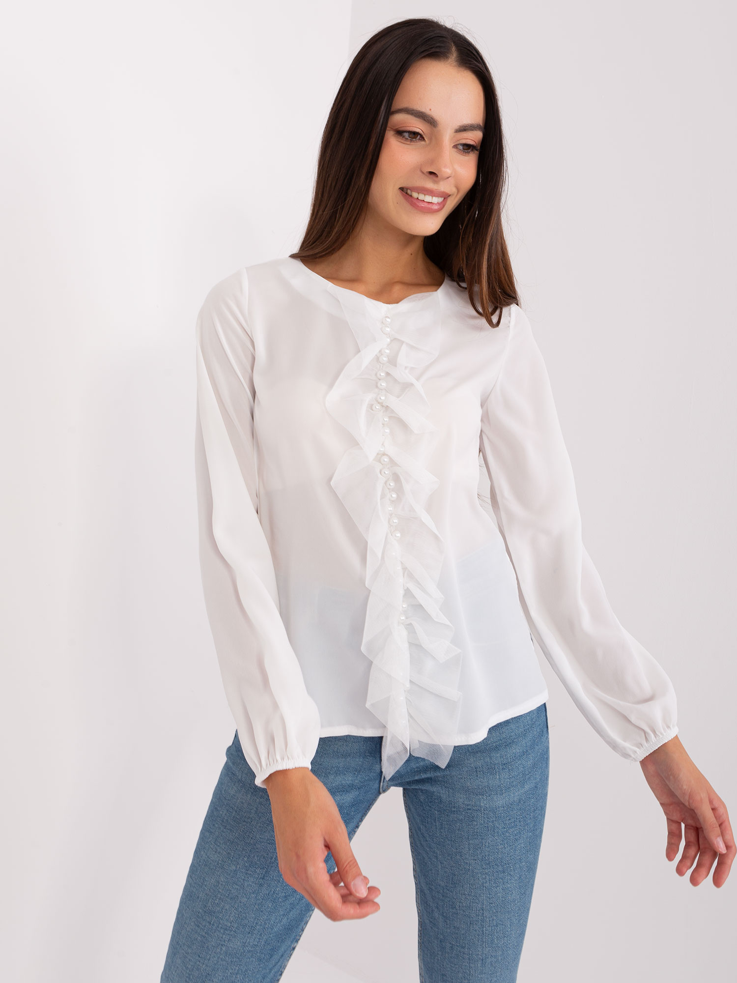Biela blúzka s aplikáciou LK-BZ-506673.36-white Veľkosť: 36