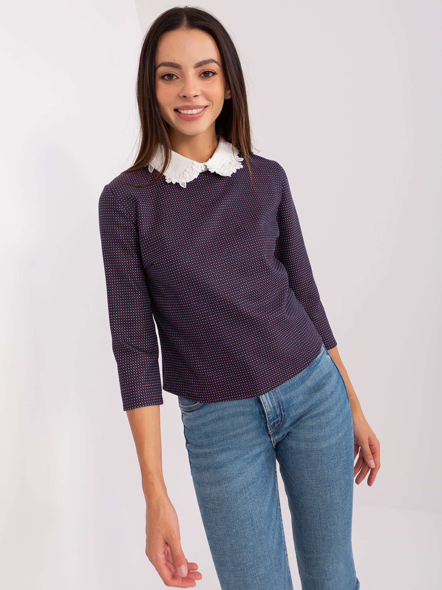 Tmavomodrá kratšia vlnená blúzka s čipkovým golierom LK-BZ-506477.70P-dark blue Veľkosť: 42