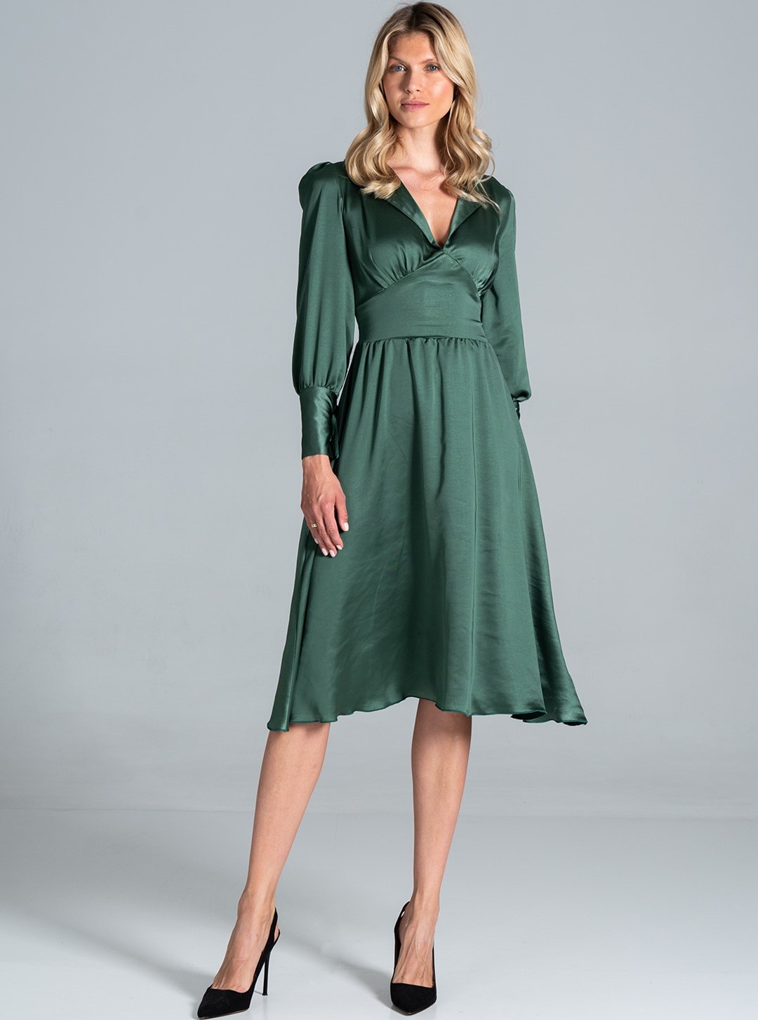 Zelené lesklé elegantné šaty M825 Green Veľkosť: M