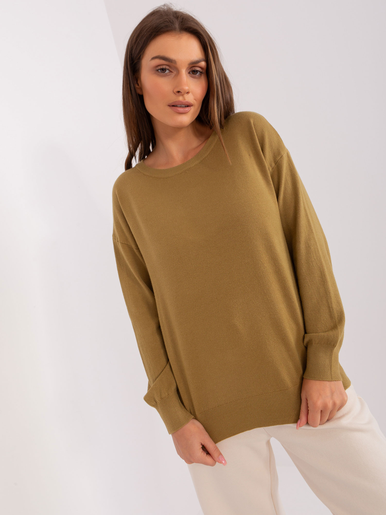 Olivový jednofarebný sveter AT-SW-2325.95P-olive Veľkosť: ONE SIZE