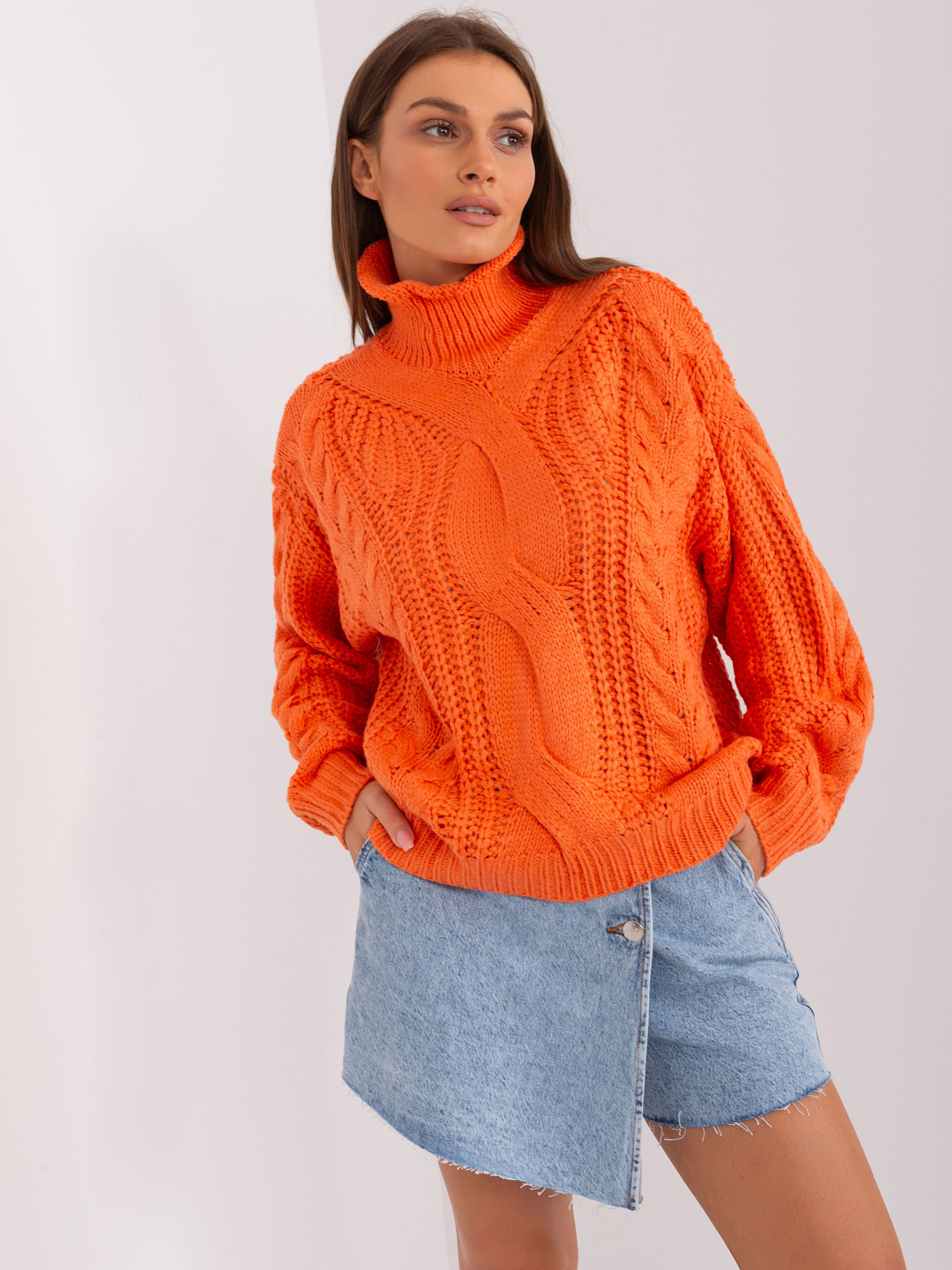 Oranžový pletený rolák s vrkočovým vzorom AT-SW-2350.91P-orange Veľkosť: ONE SIZE