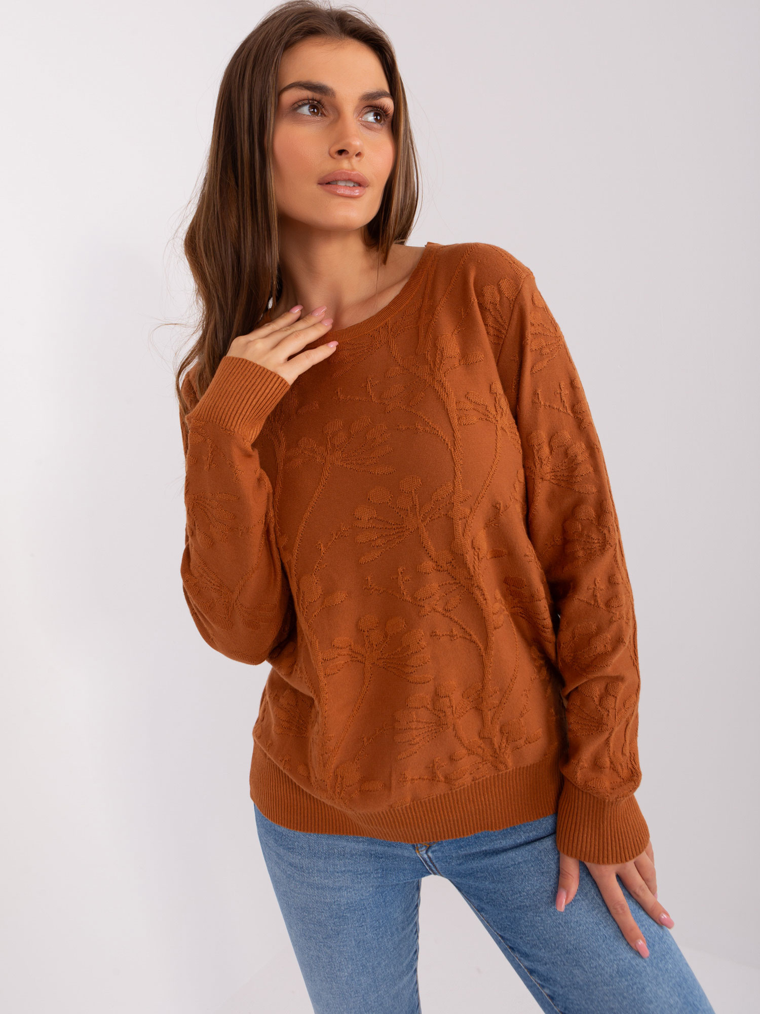 Svetlohnedý vzorovaný sveter AT-SW-2231.99P-light brown Veľkosť: ONE SIZE