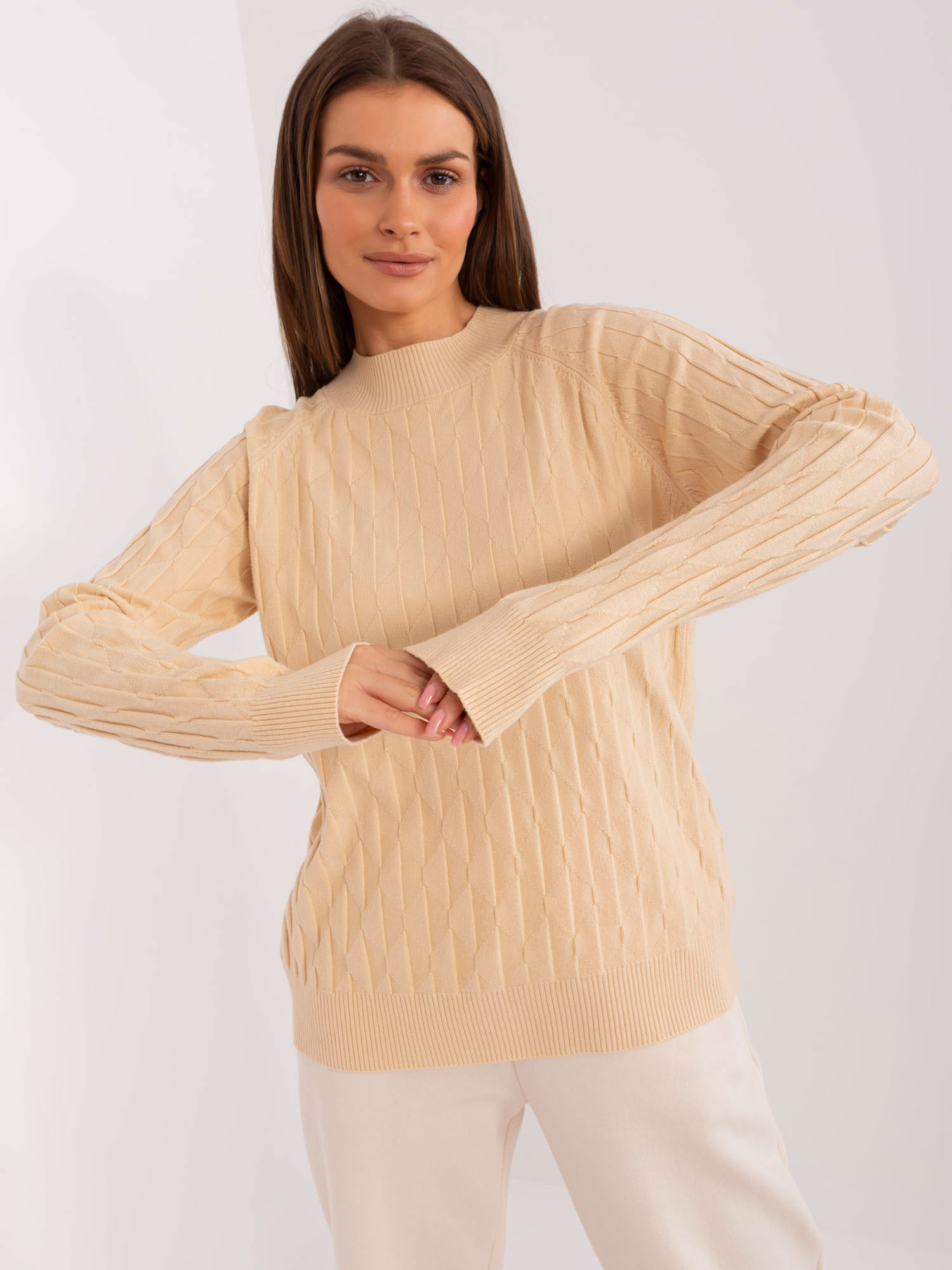 Béžový teplý klasický sveter -AT-SW-2326.37X-beige Veľkosť: ONE SIZE