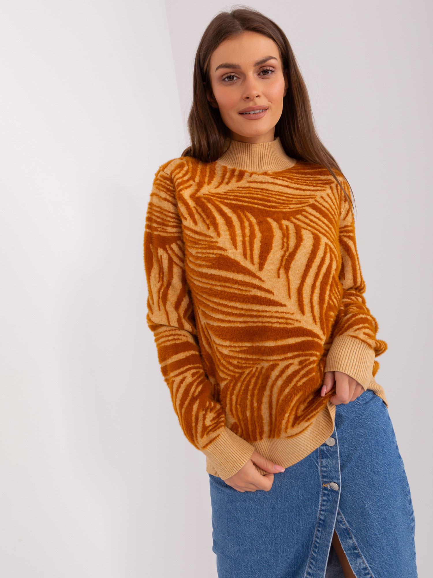 Hnedý sveter so vzorom listov AT-SW-2357.96-camel Veľkosť: ONE SIZE