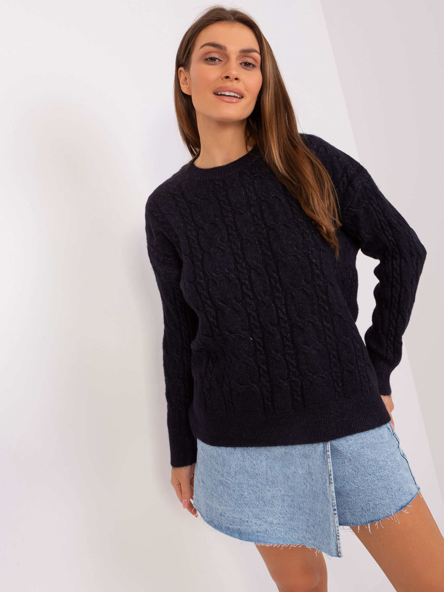 Čierny vrkôčikový sveter AT-SW-2335.27-black Veľkosť: ONE SIZE