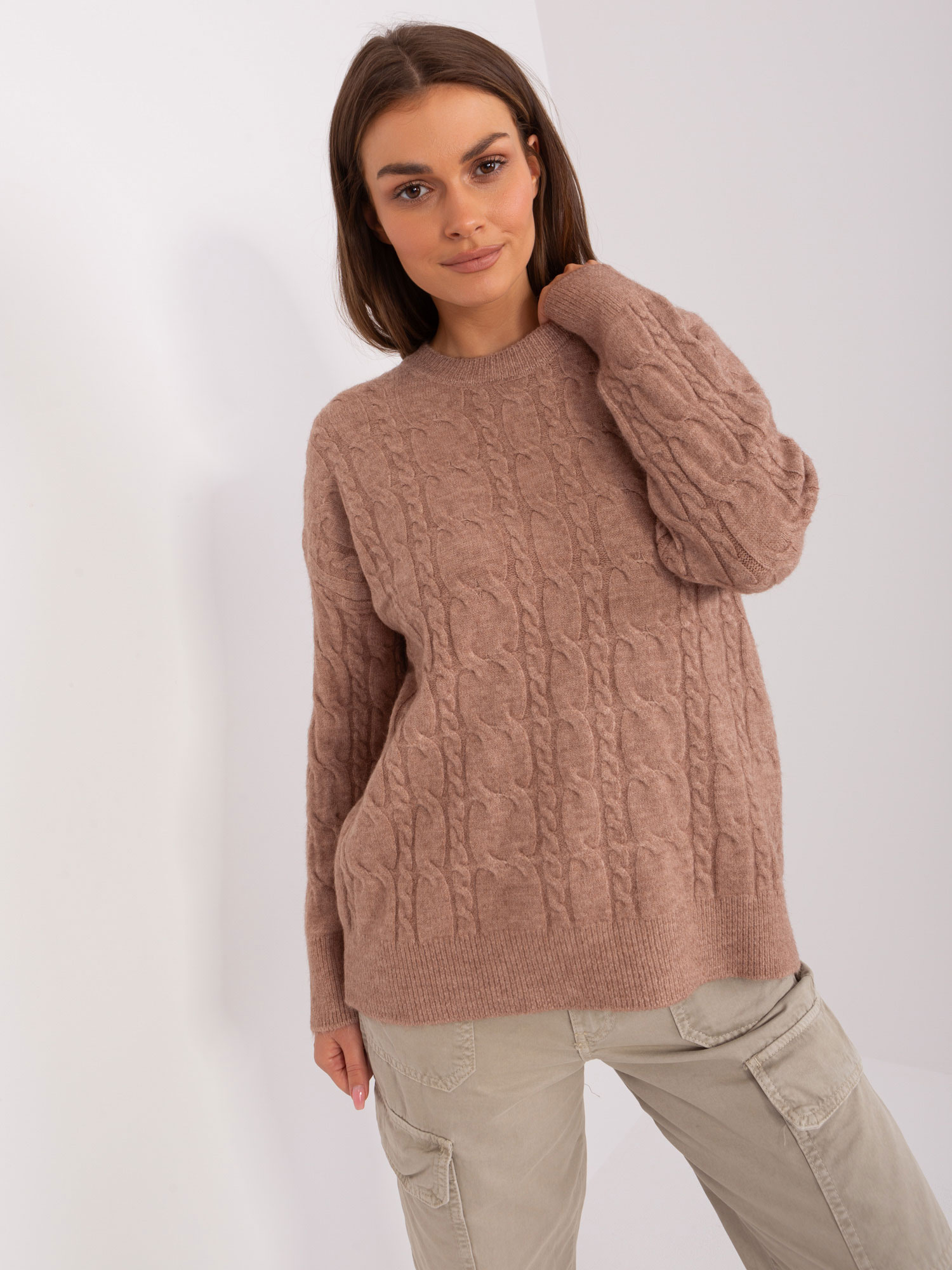 Hnedý vrkôčikový sveter -AT-SW-2335.27-dark beige Veľkosť: ONE SIZE