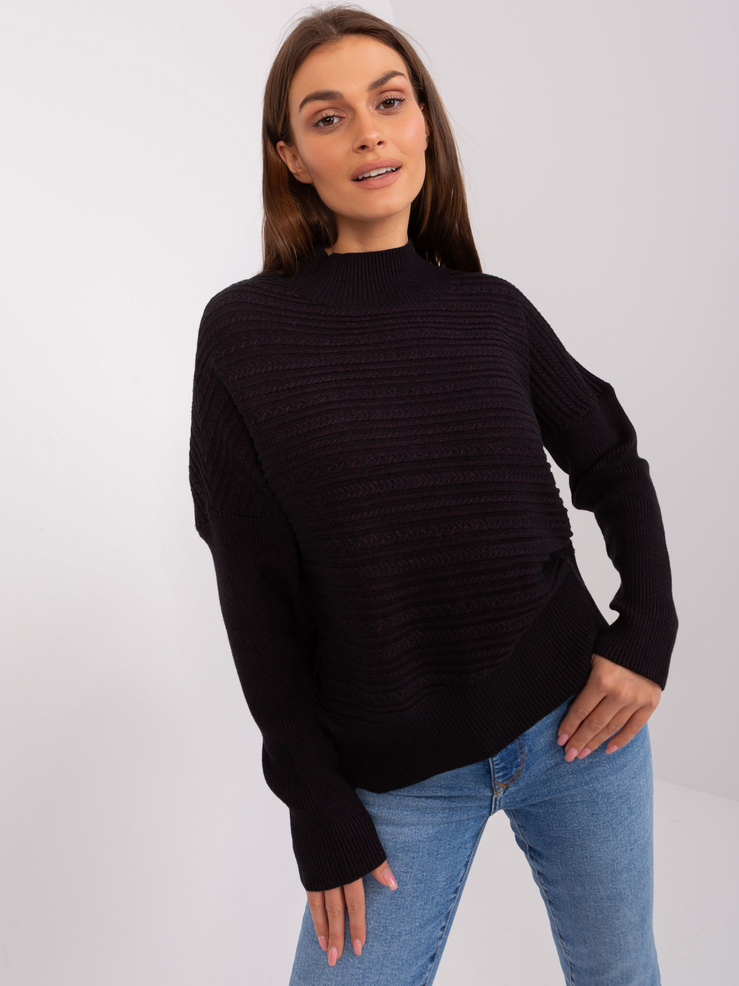 Čierny asymetrický sveter -AT-SW-2368.36X-black Veľkosť: ONE SIZE