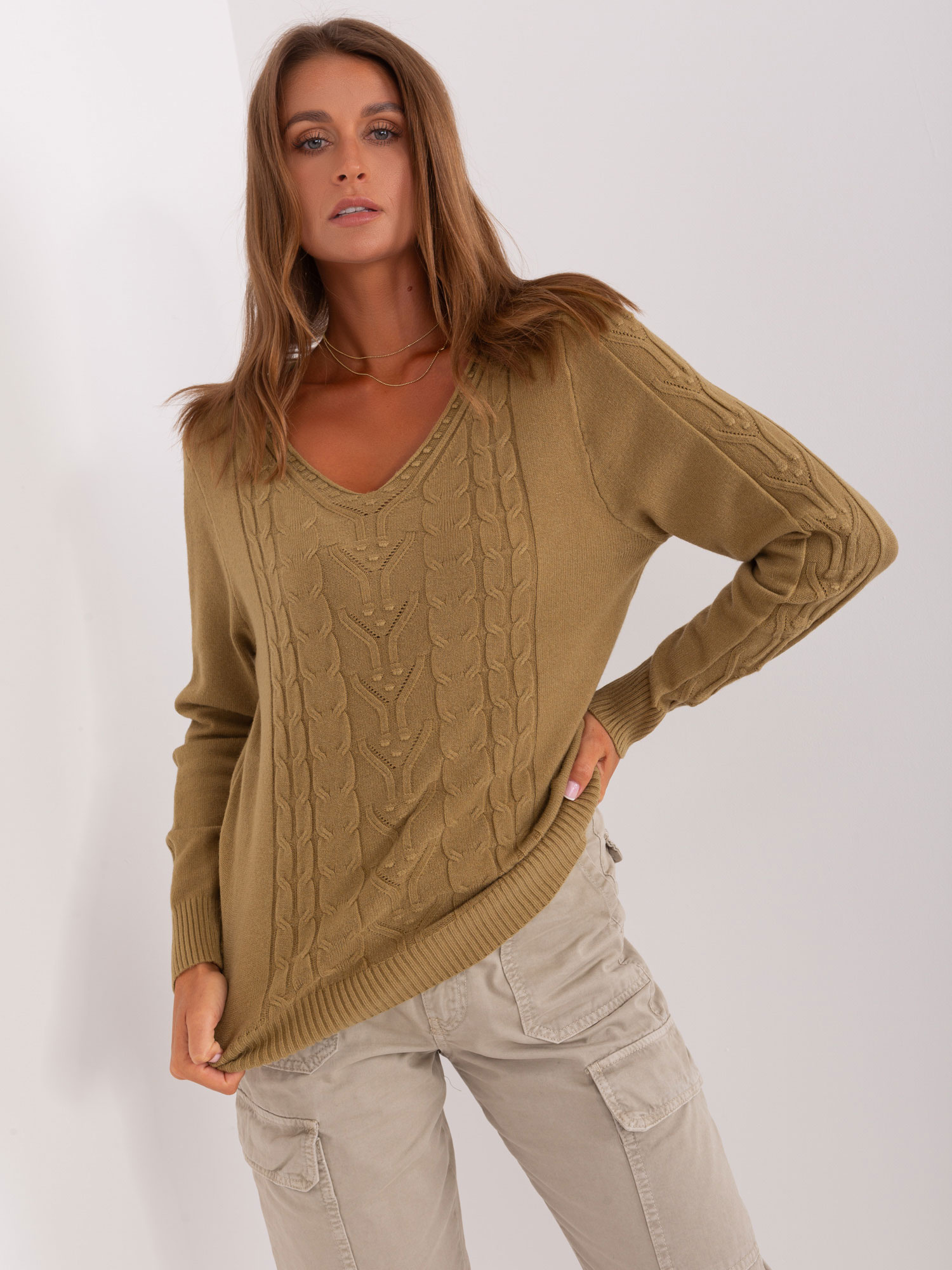Khaki sveter s vrkôčikovým vzorom AT-SW-2329.98P-olive Veľkosť: ONE SIZE