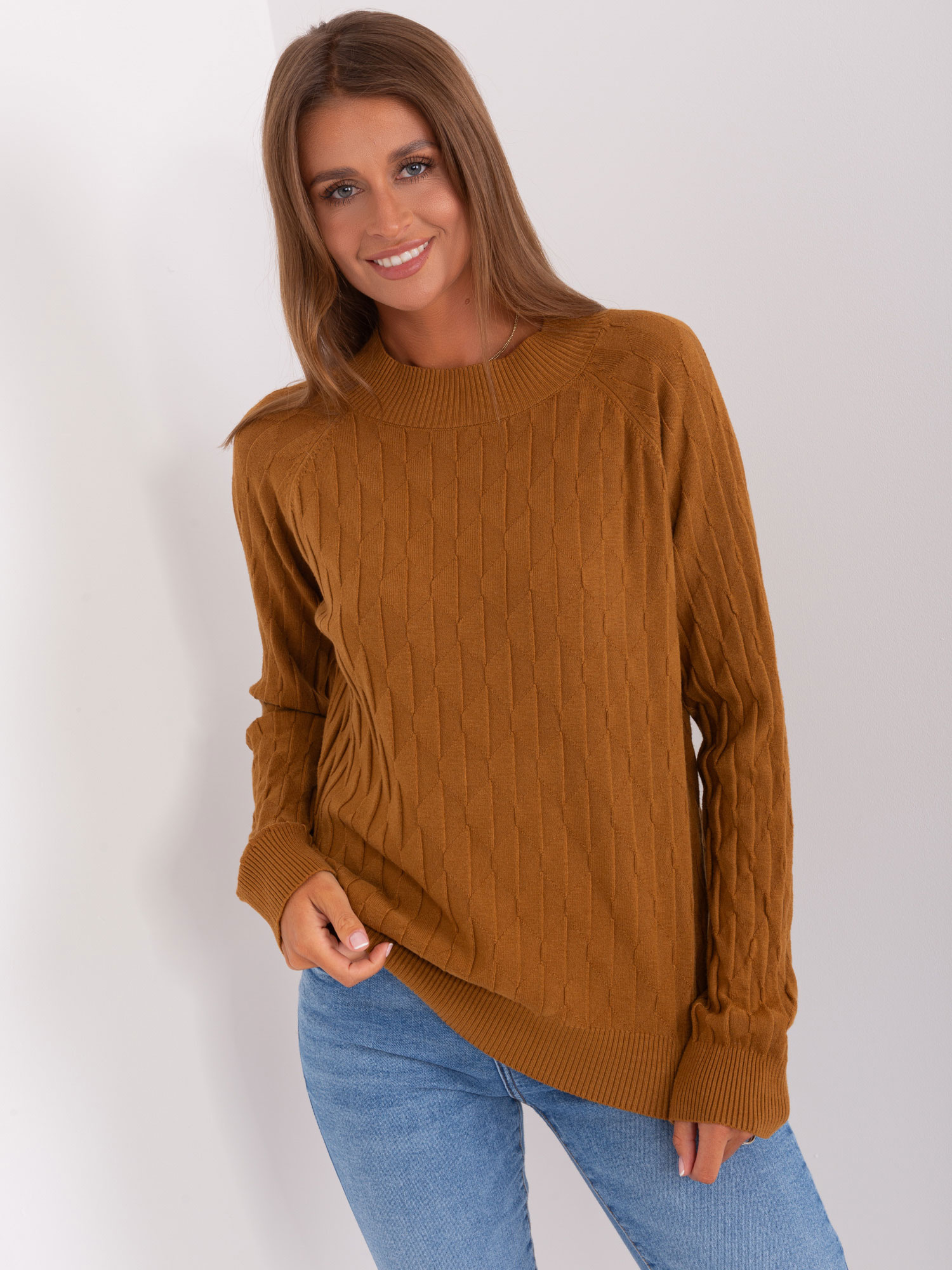 Hnedý teplý klasický sveter -AT-SW-2326.37X-light brown Veľkosť: ONE SIZE