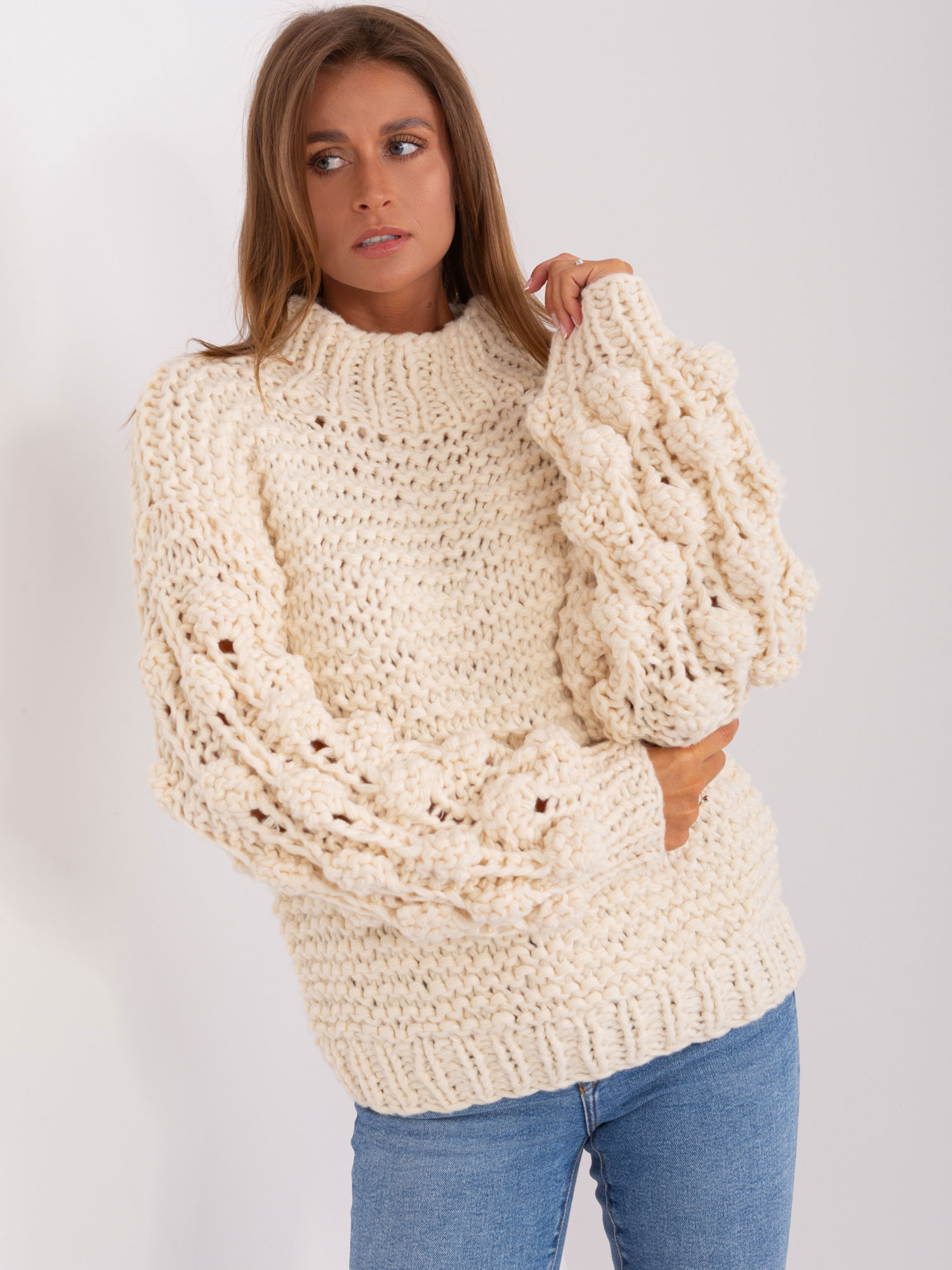 Svetlobéžový sveter s naberanými rukávmi AT-SW-2382.97P-light beige Veľkosť: ONE SIZE