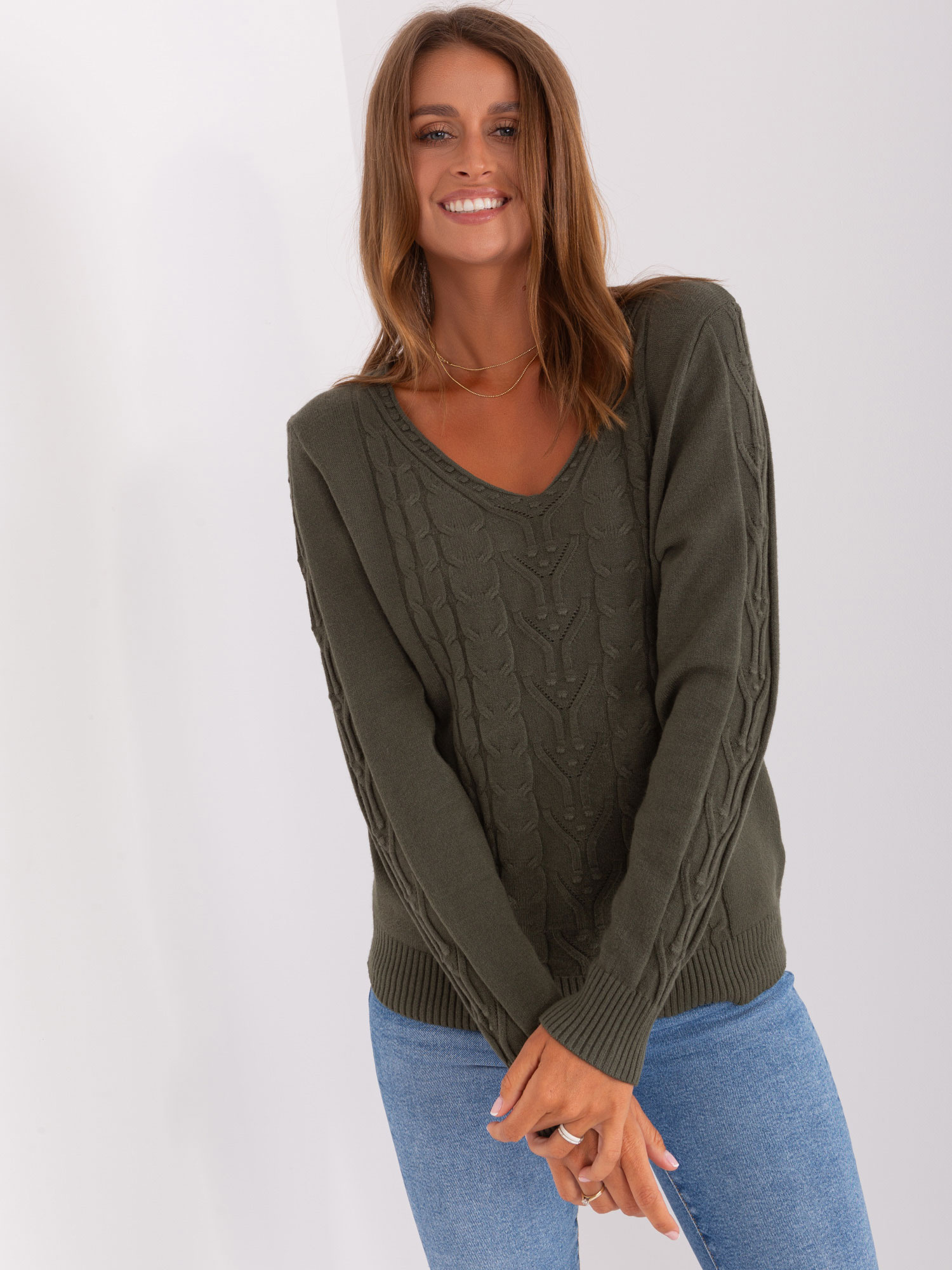 Tmavo khaki sveter s vrkôčikovým vzorom AT-SW-2329.98P-khaki Veľkosť: ONE SIZE