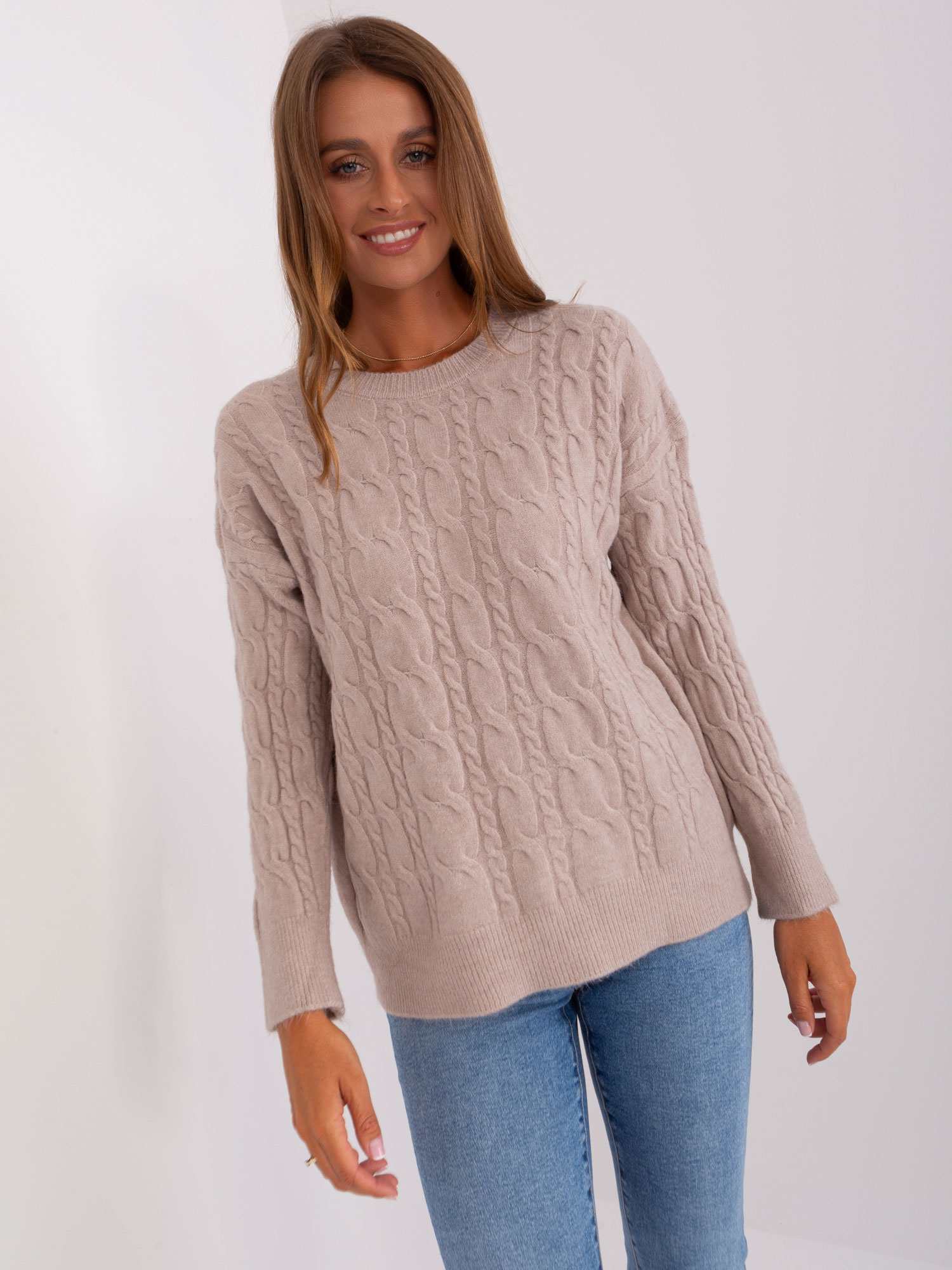 Tmavobéžový vrkôčikový sveter AT-SW-2335.27-dark beige Veľkosť: ONE SIZE