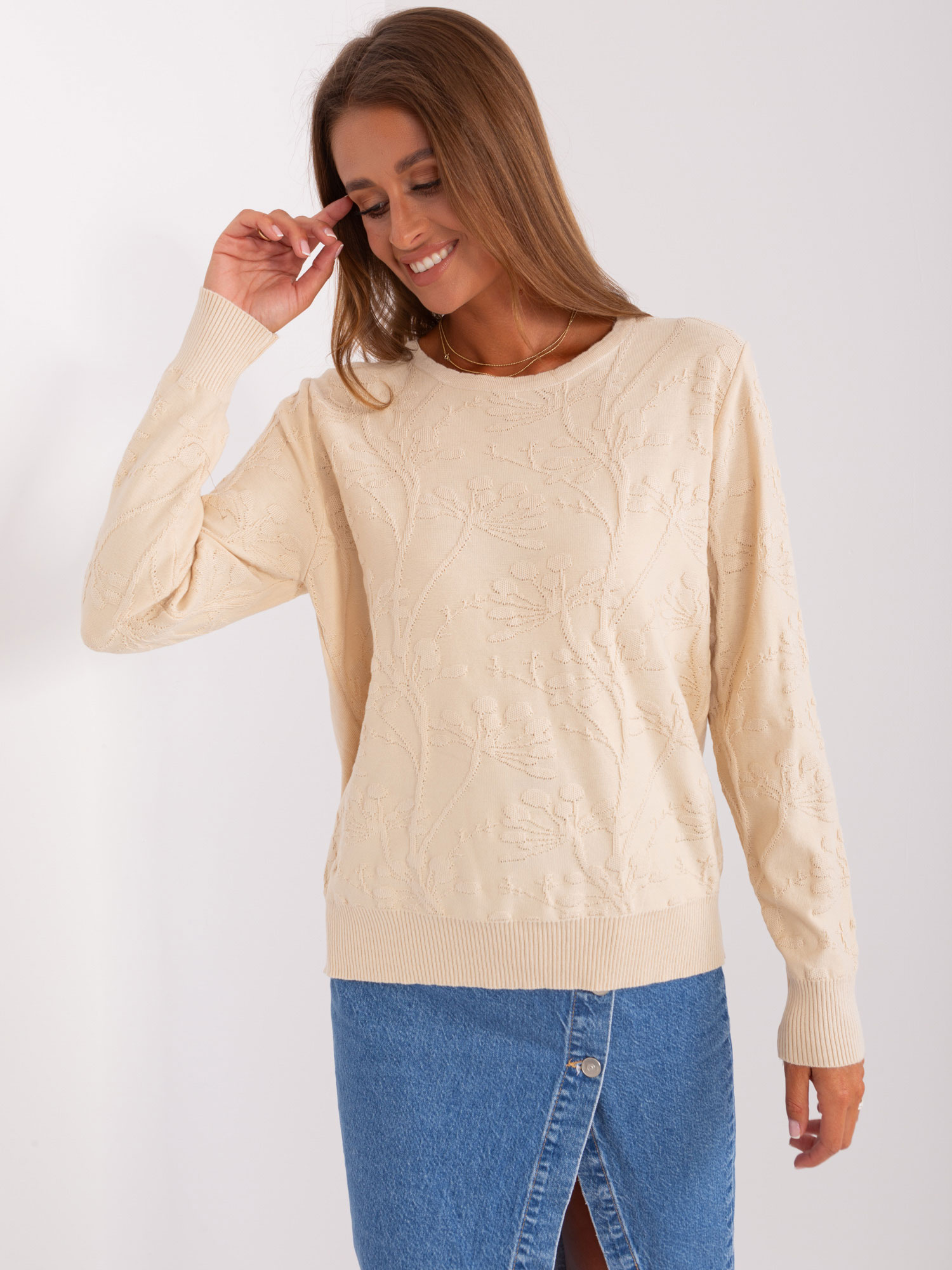 Svetlobéžový vzorovaný sveter AT-SW-2231.99P-light beige Veľkosť: ONE SIZE