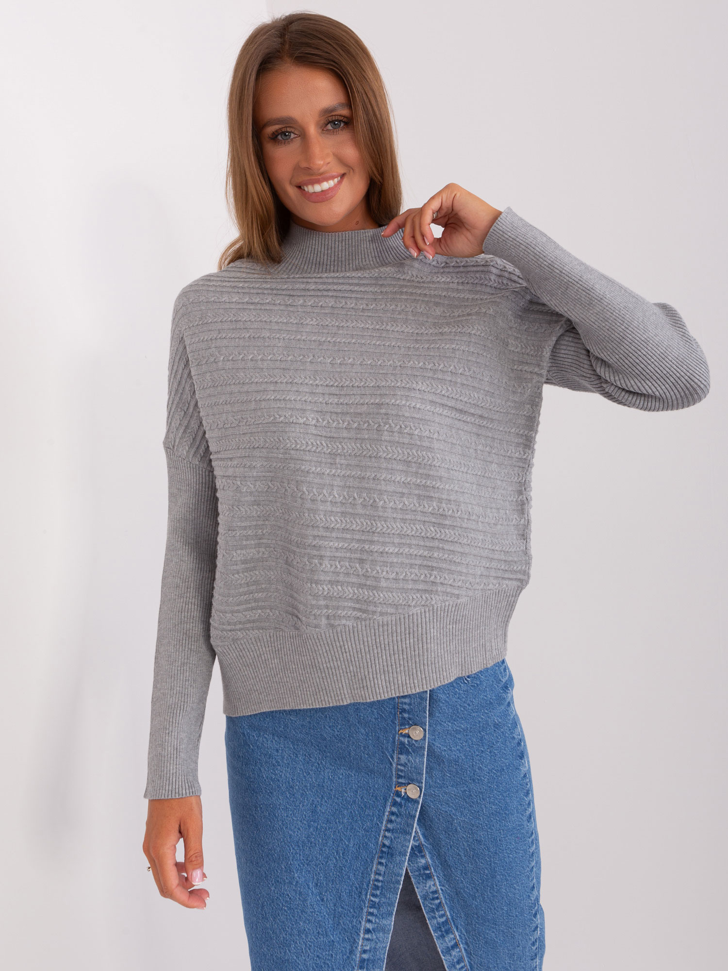 Sivý asymetrický sveter -AT-SW-2368.36X-grey Veľkosť: ONE SIZE