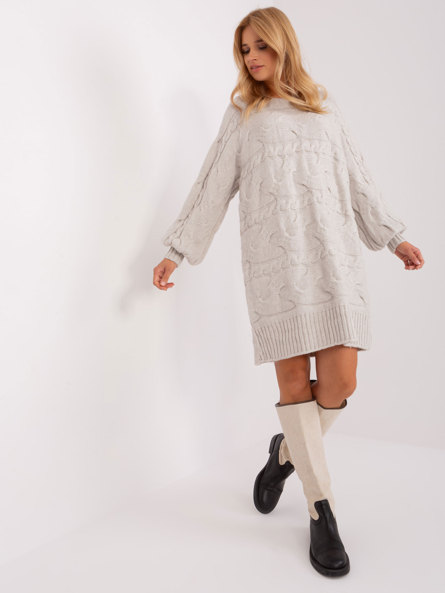 Svetlobéžové pletené šaty AT-SW-2367.76P-light beige Veľkosť: ONE SIZE