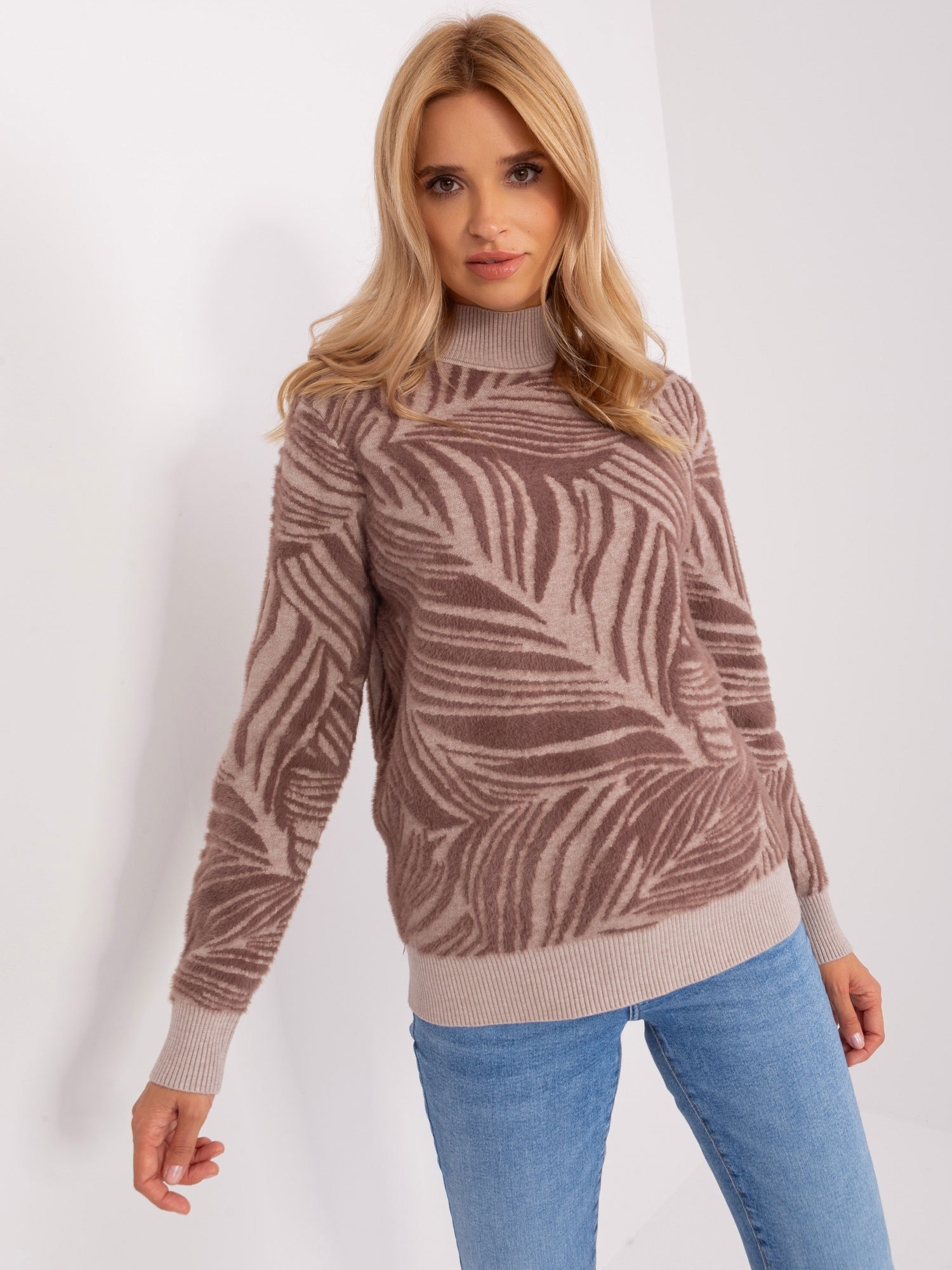 Svetlohnedý sveter so vzorom listov AT-SW-2357.96-brown Veľkosť: ONE SIZE