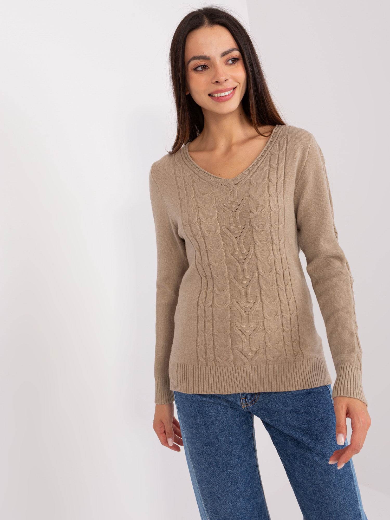 Tmavobéžový sveter s vrkočovým vzorom AT-SW-2329.98P-dark beige Veľkosť: ONE SIZE