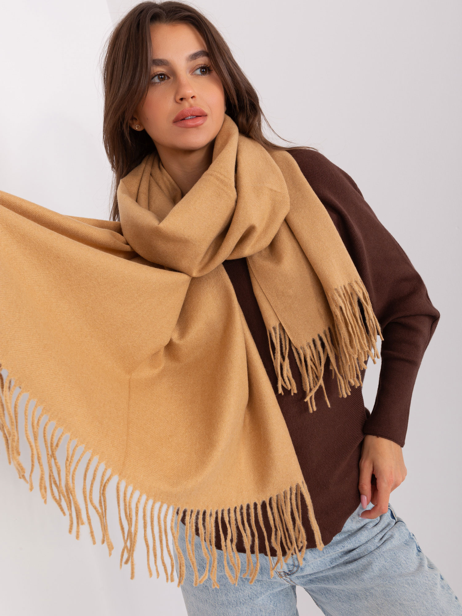 Béžový šál so strapcami AT-SZ-23185.73P-camel Veľkosť: ONE SIZE