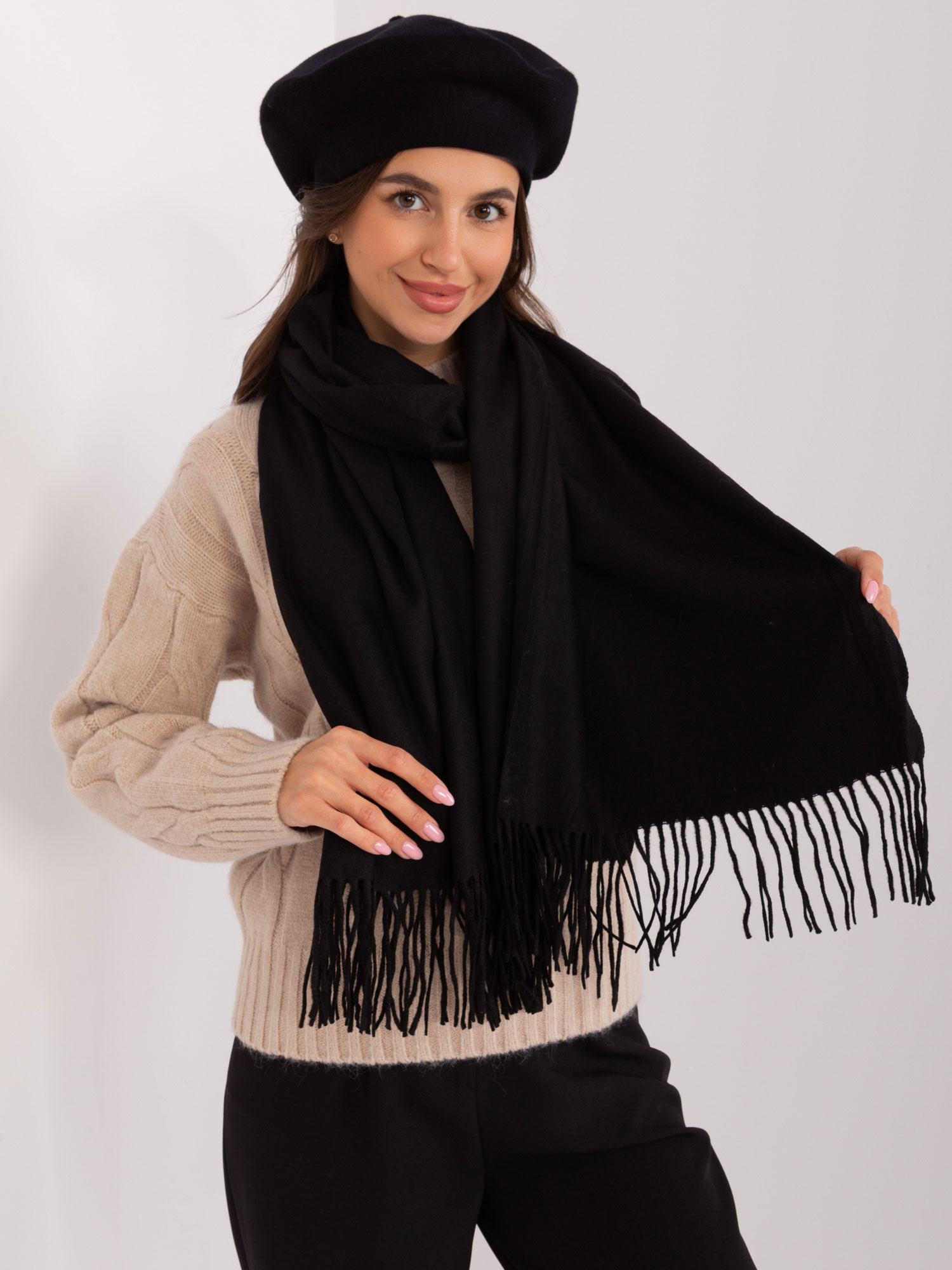 Čierny dlhý šál so strapcami AT-SZ-23185.90P-black Veľkosť: ONE SIZE